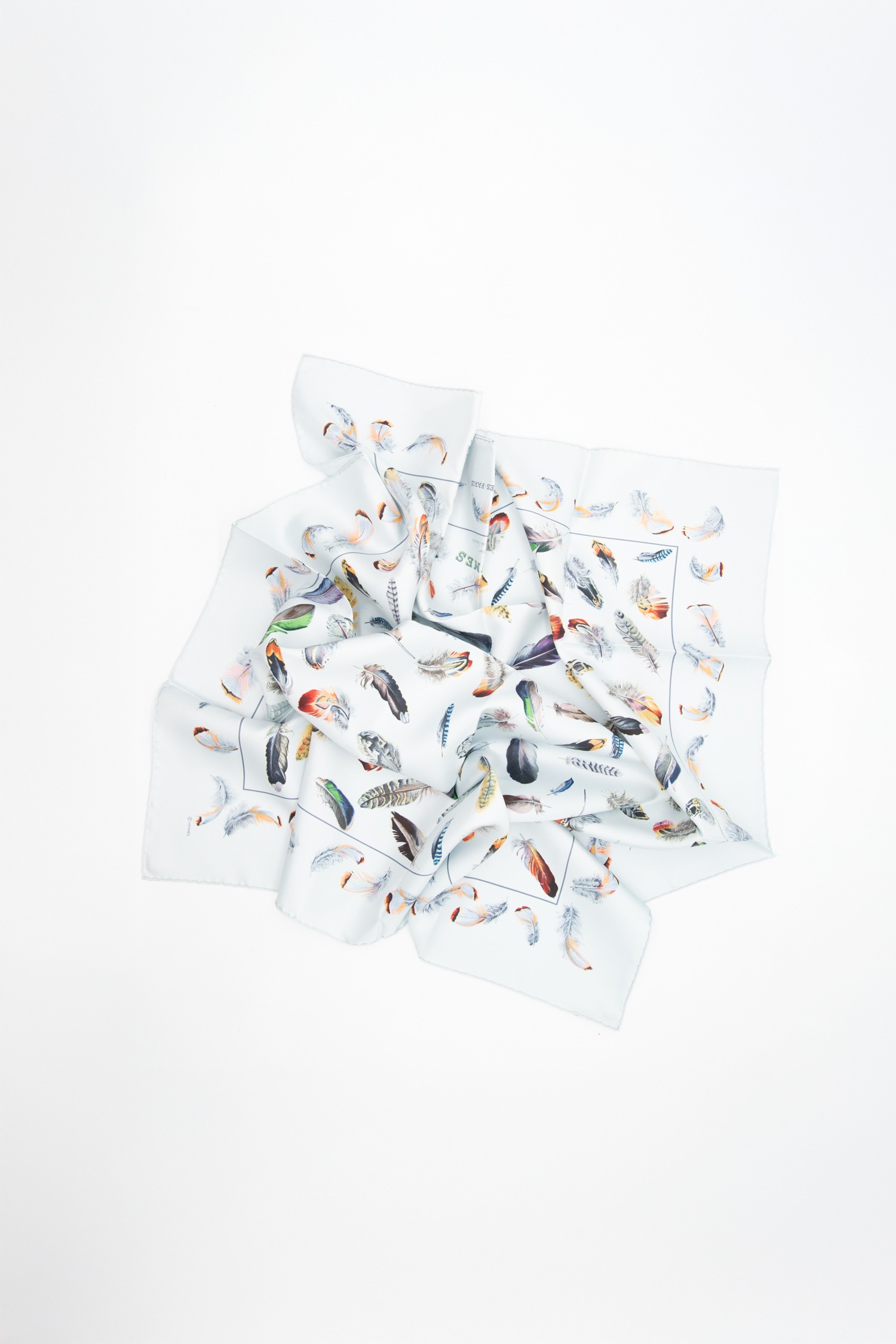 Hermès „Les Plumes“ Seidentuch in Hellblau und Bunt