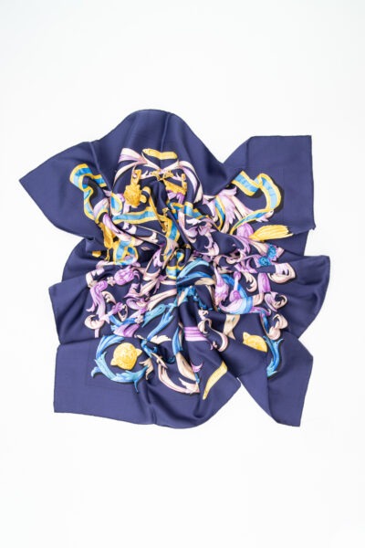 Hermès „Le Mors a La Contetable“ Tuch in Dunkelblau und Bunt