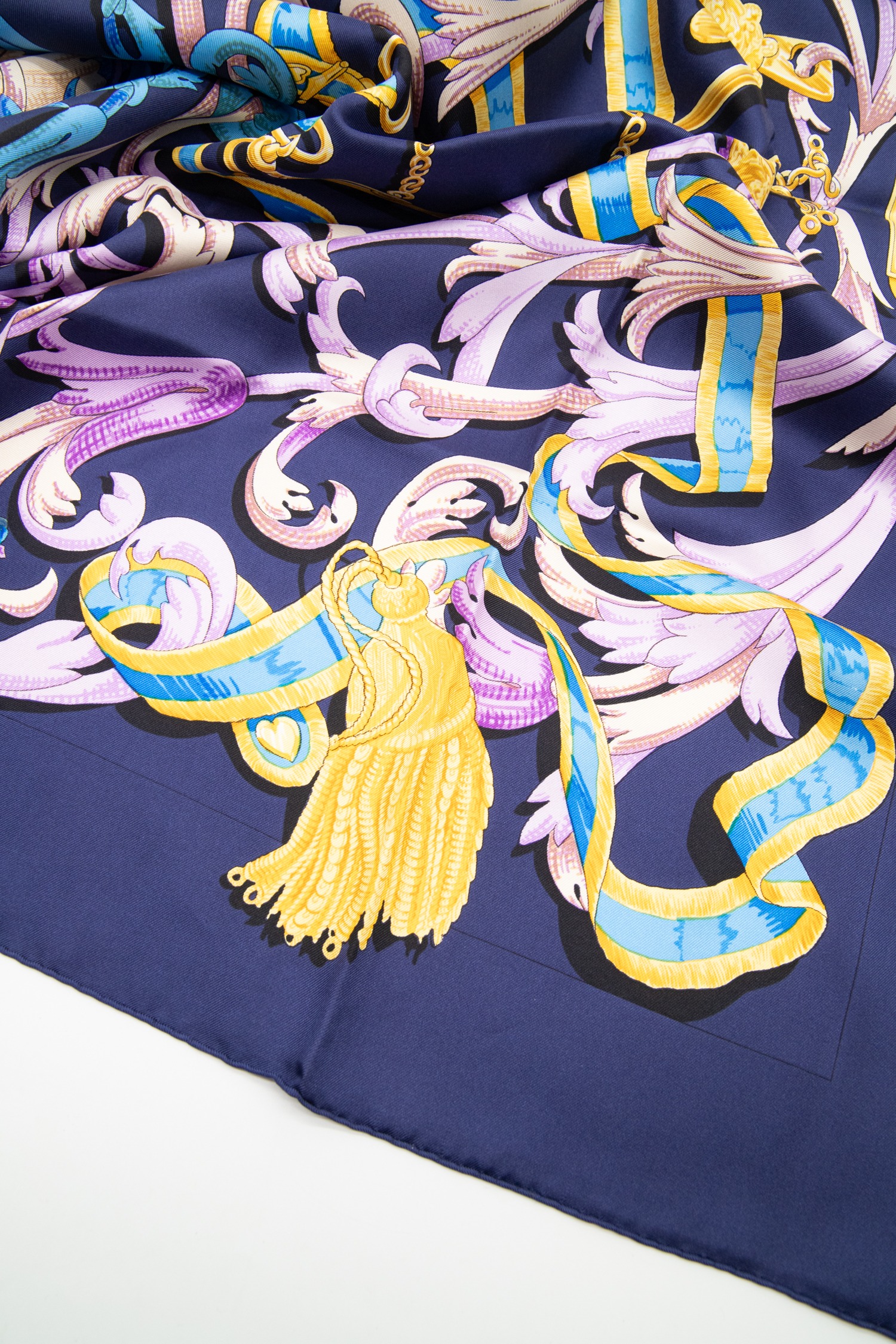 Hermès „Le Mors a La Contetable“ Tuch in Dunkelblau und Bunt