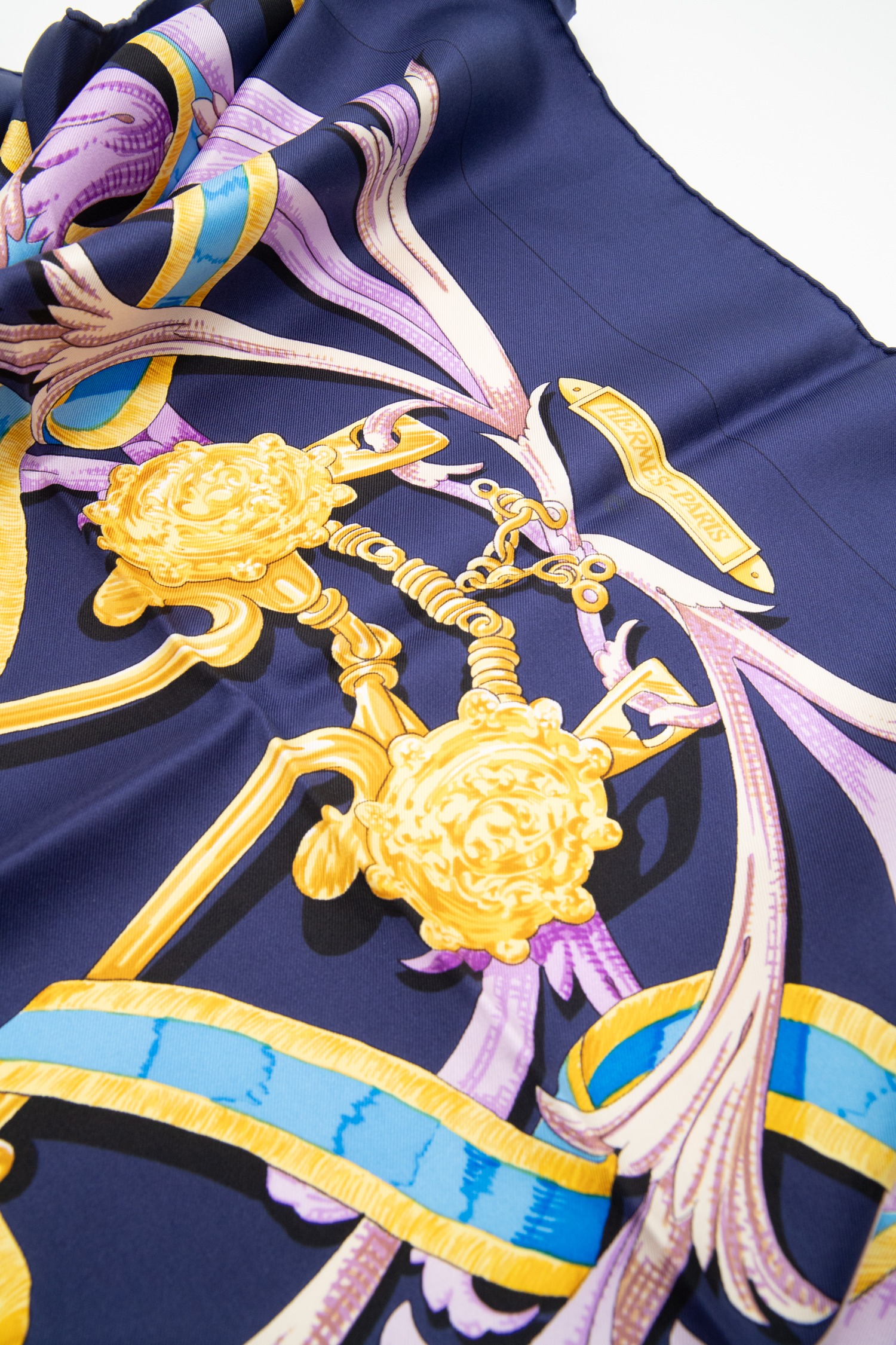 Hermès „Le Mors a La Contetable“ Tuch in Dunkelblau und Bunt