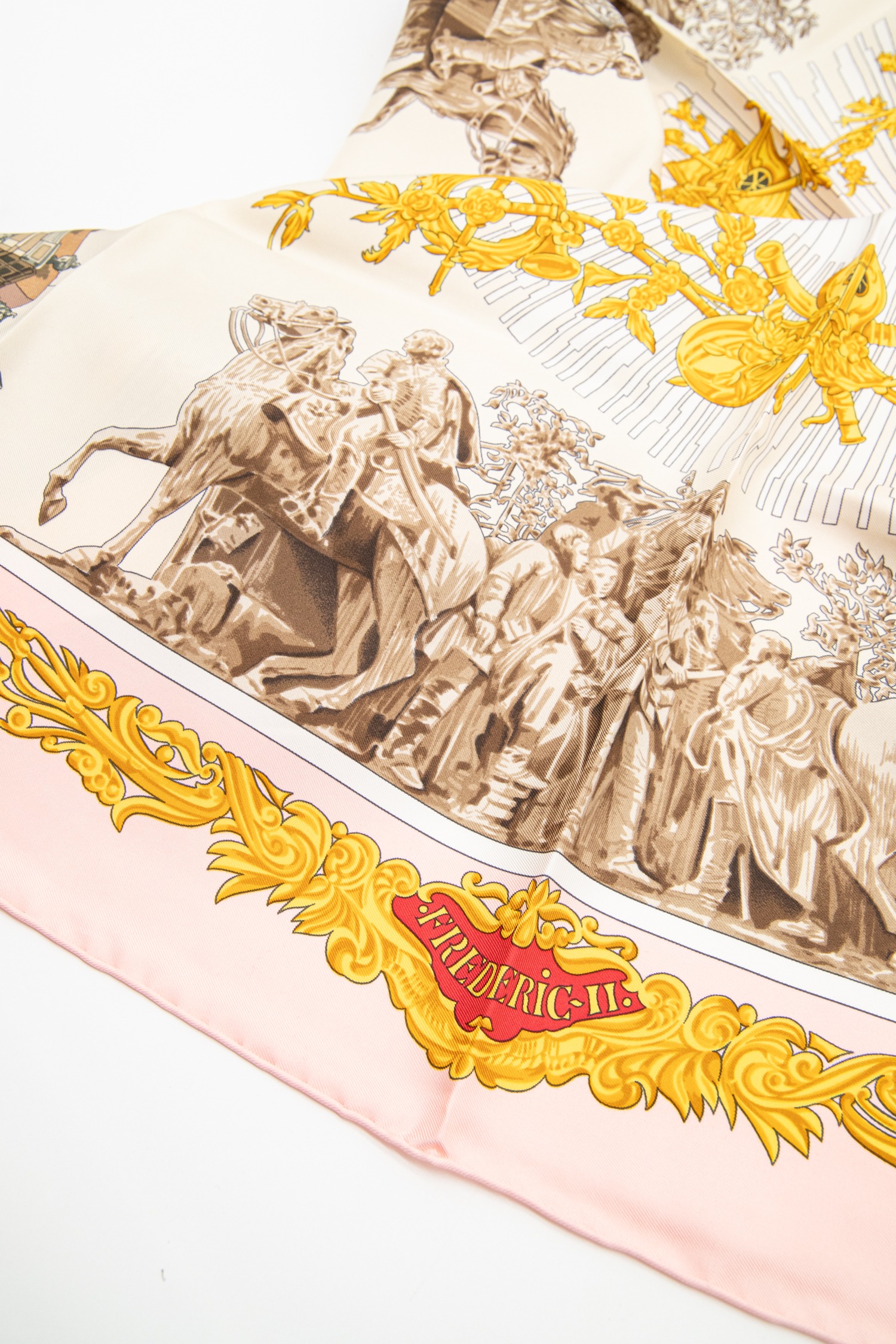 Hermès "Voltaire" Seidentuch in Rosa, Ecru und Bunt