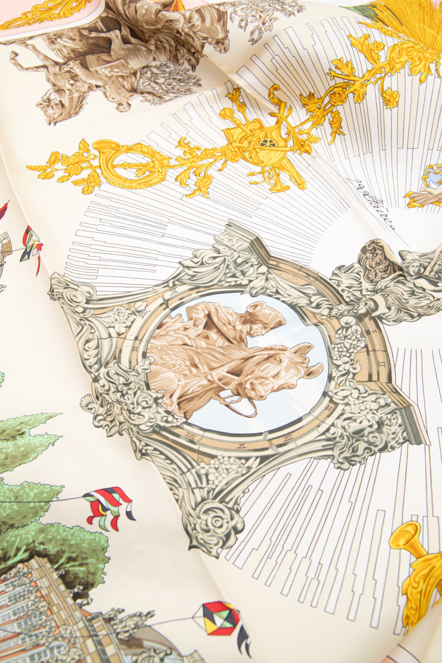 Hermès "Voltaire" Seidentuch in Rosa, Ecru und Bunt