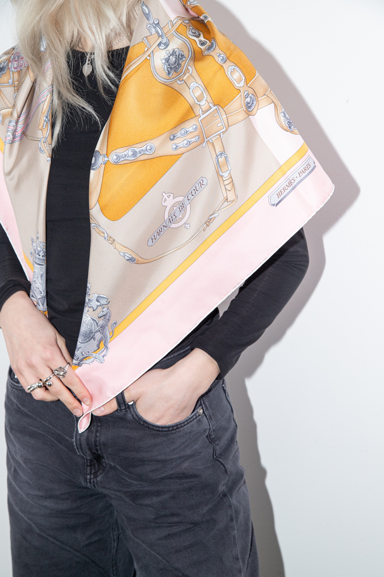 Hermès "Harnais de Cour" Tuch mit Pferdegeschirr-Motiv in Rosa