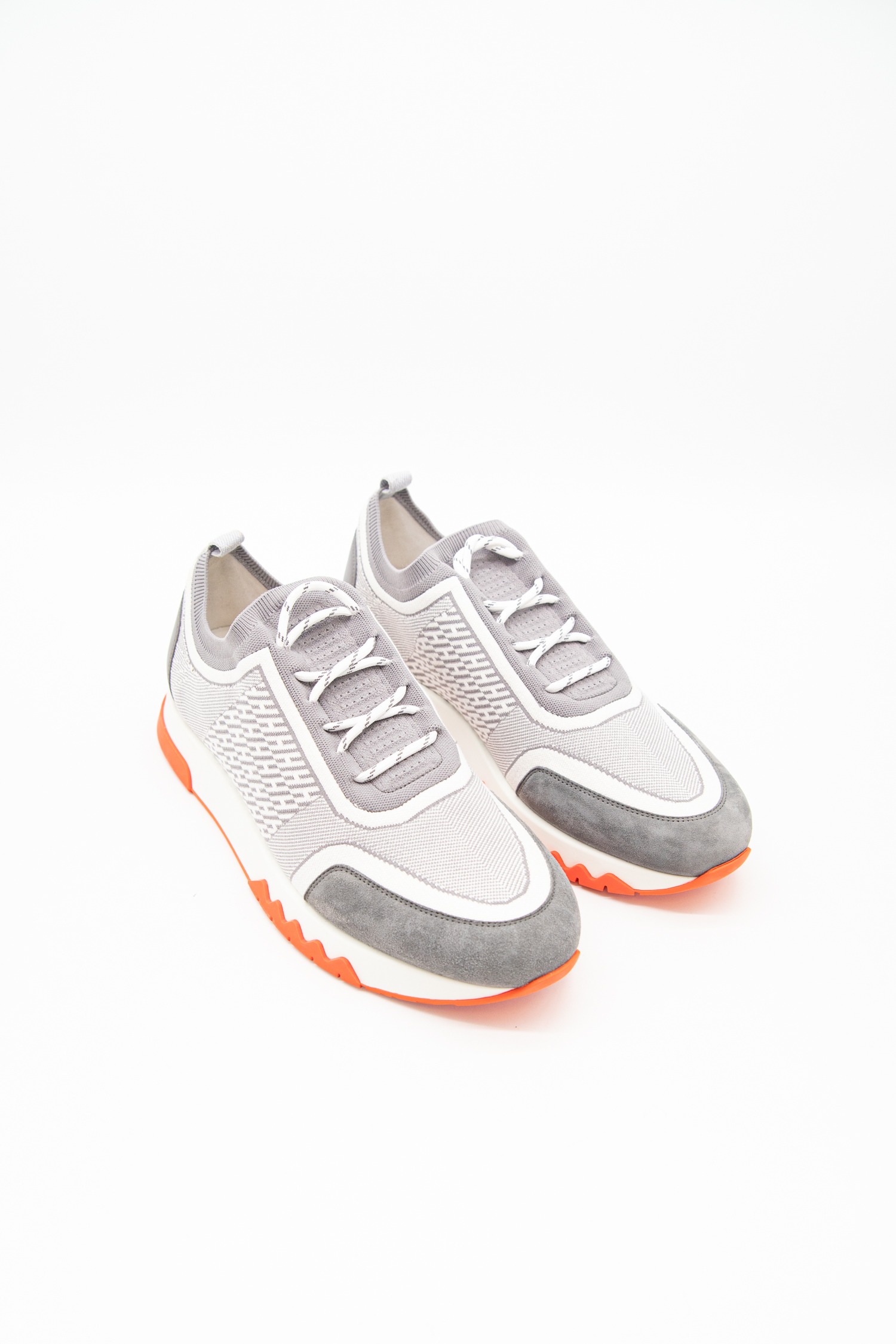 Hermès „Addict“ Stretch-Strick Sneaker in Grau, Orange und Weiß