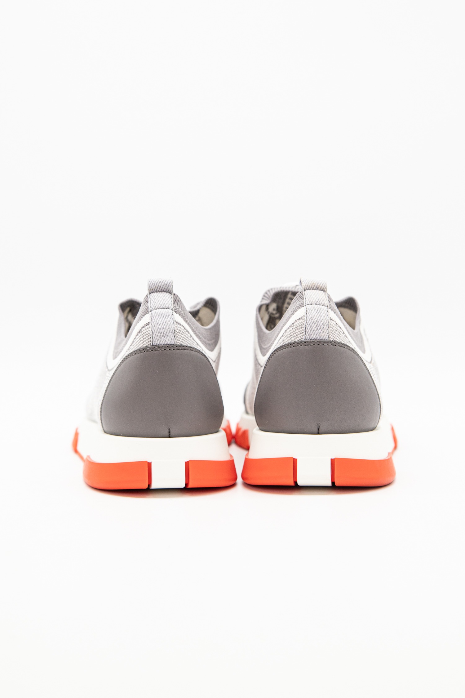 Hermès „Addict“ Stretch-Strick Sneaker in Grau, Orange und Weiß
