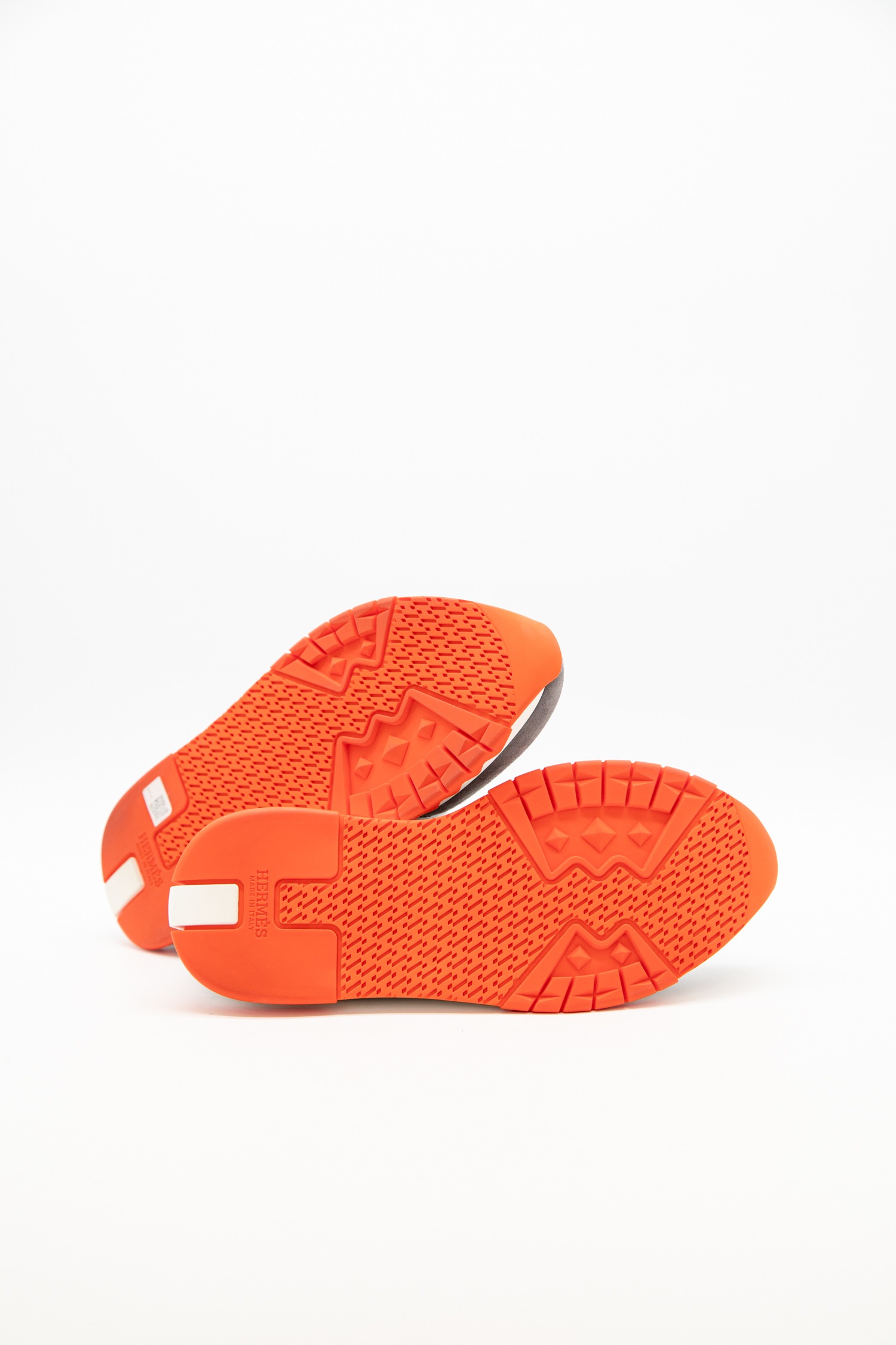Hermès „Addict“ Stretch-Strick Sneaker in Grau, Orange und Weiß