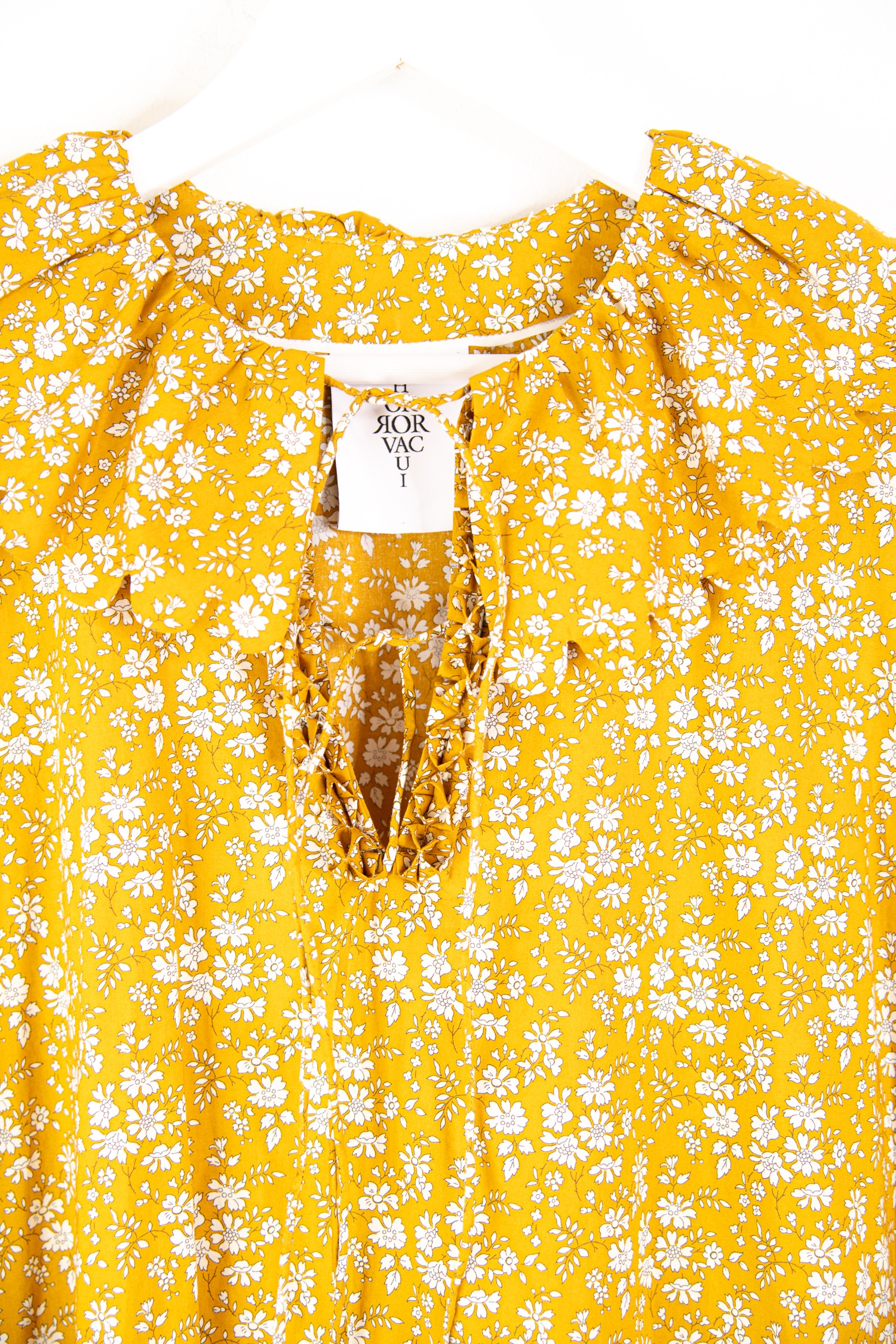 Horror Vacui Maxikelid mit kleinem Blumenmuster in Gelb