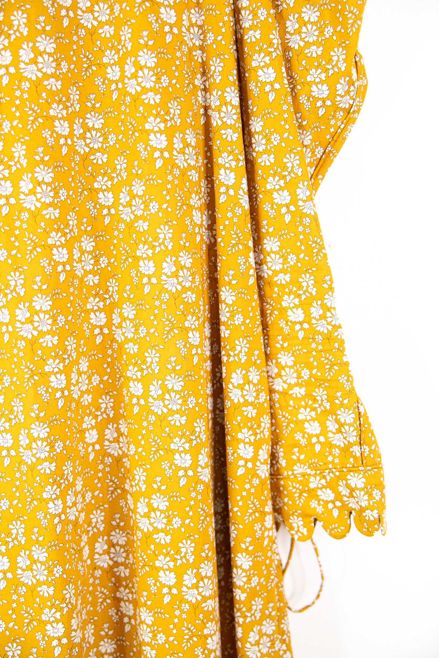 Horror Vacui Maxikelid mit kleinem Blumenmuster in Gelb