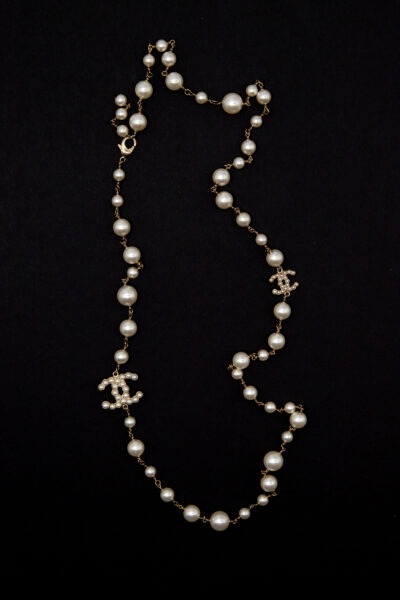 Chanel Halskette mit Perlen in Gold und Ecru