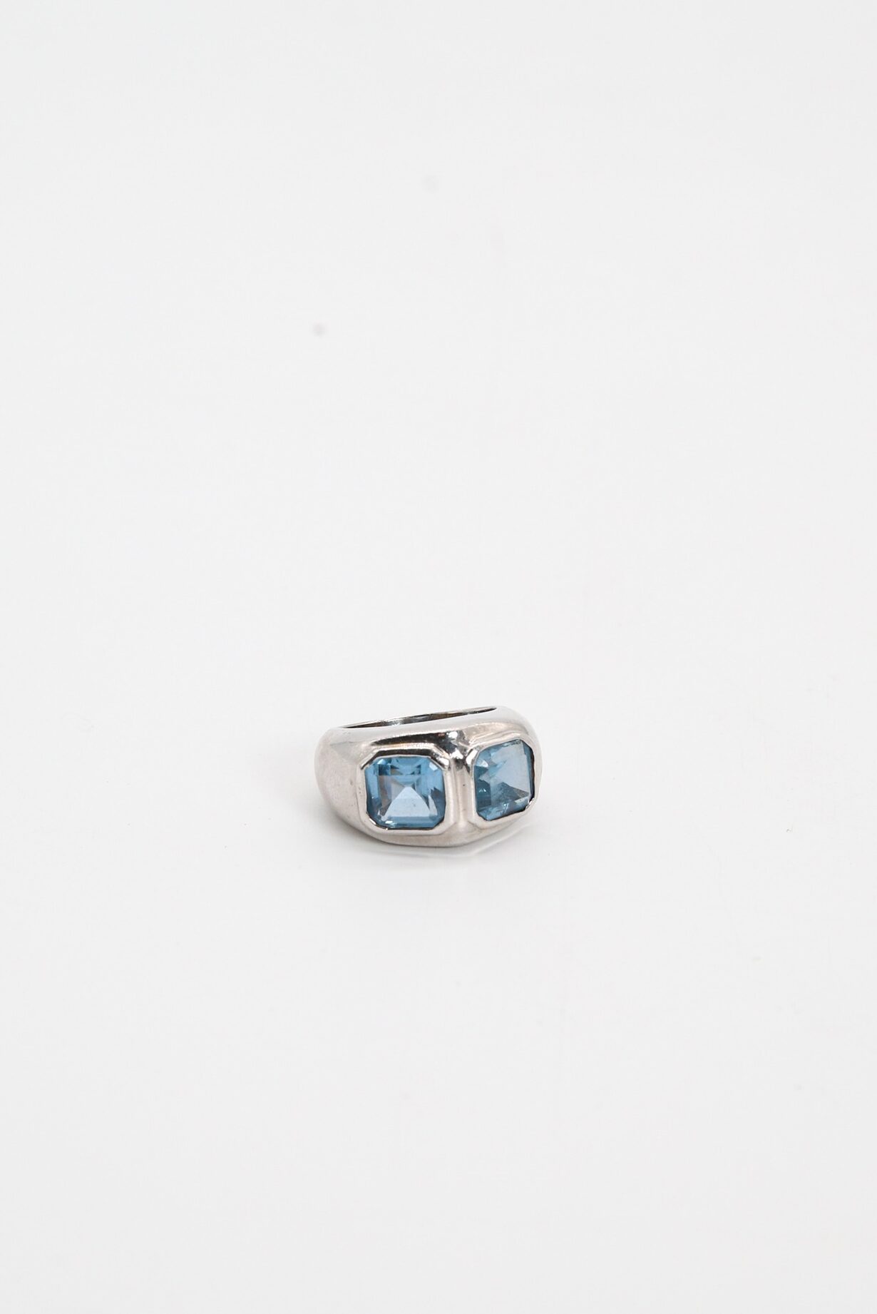 Ring mit Edelsteinen in Silber und Blau