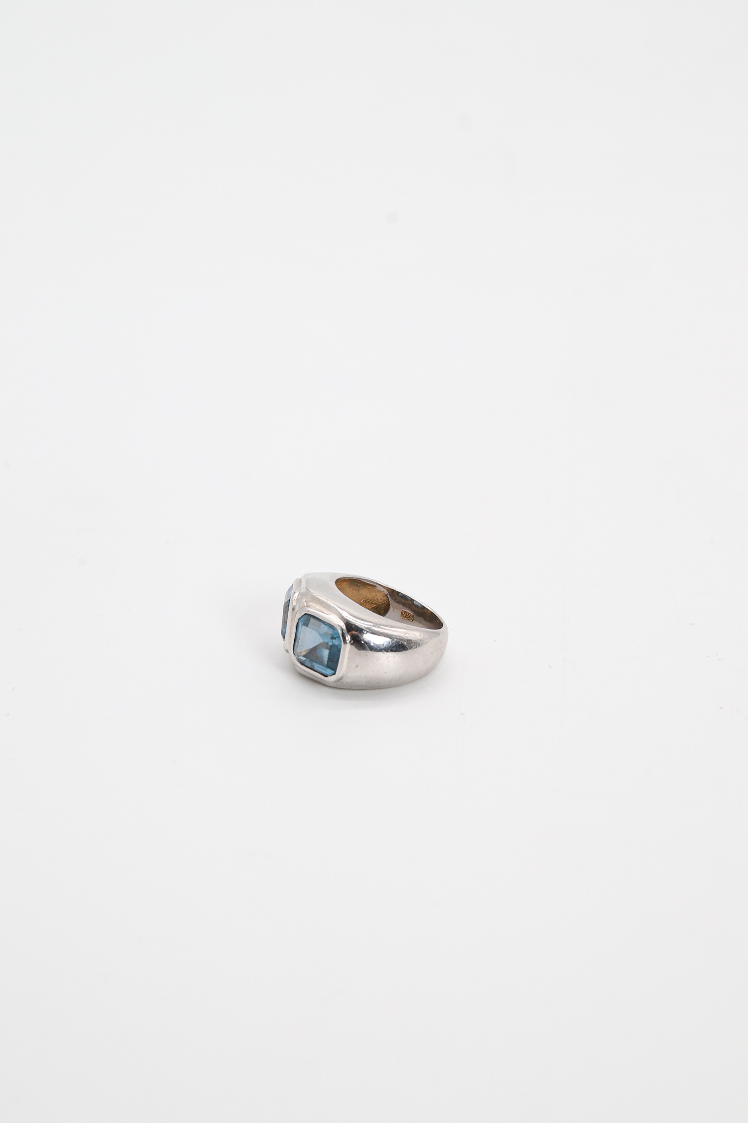 Ring mit Edelsteinen in Silber und Blau