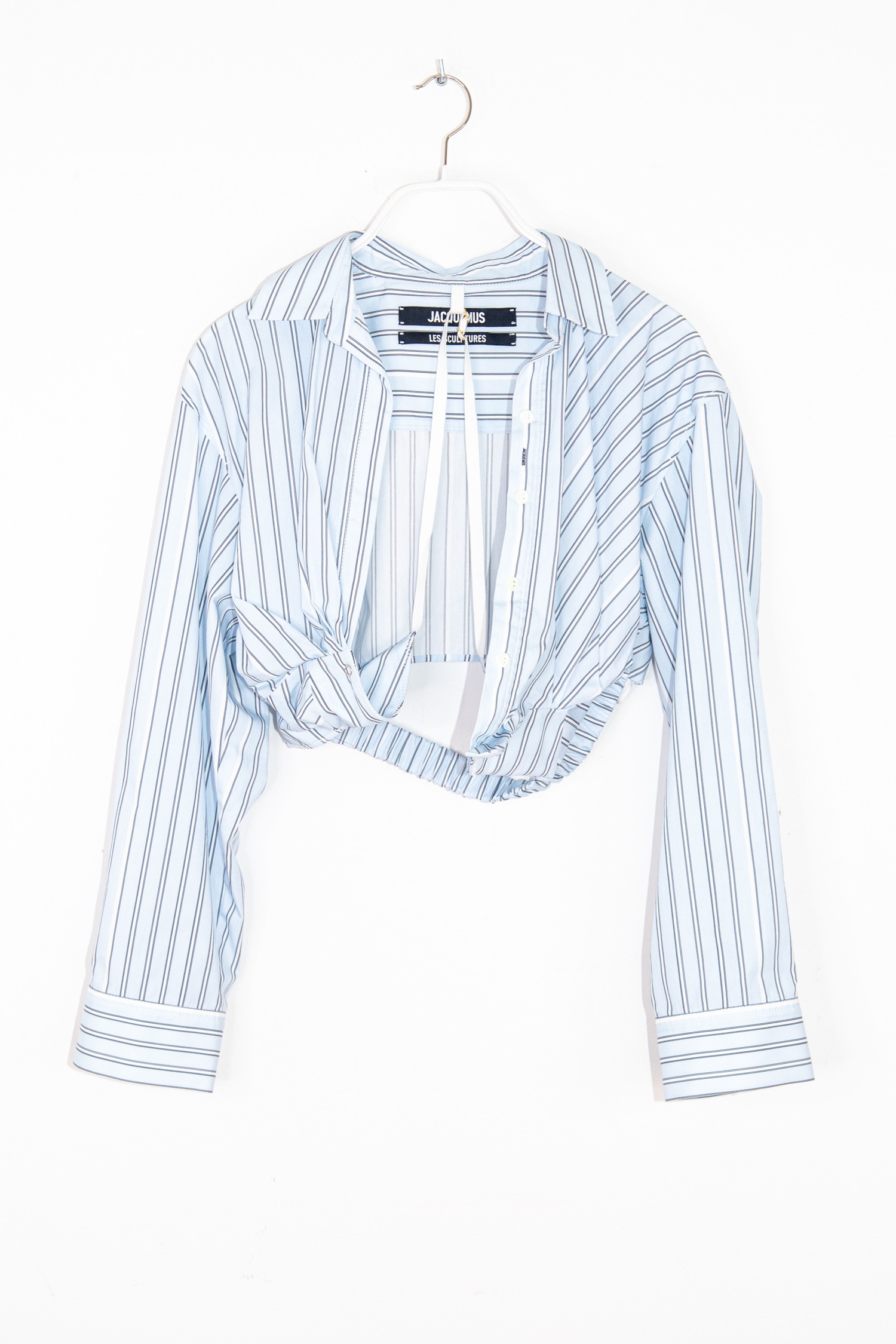 Jacquemus „La chemise Bahia courte“ Bluse in Hellblau und Weiß