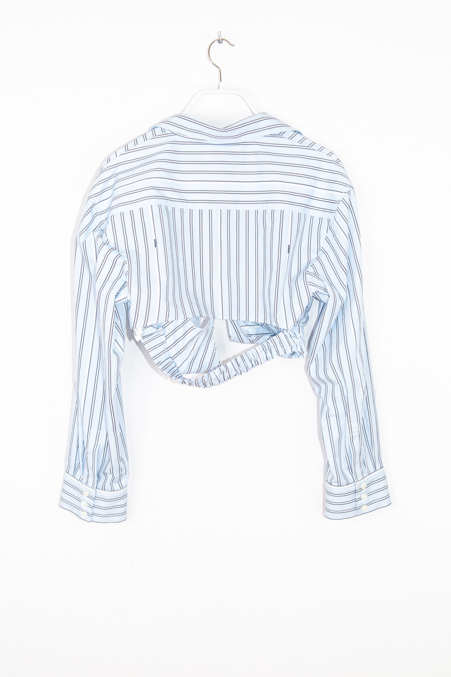Jacquemus „La chemise Bahia courte“ Bluse in Hellblau und Weiß