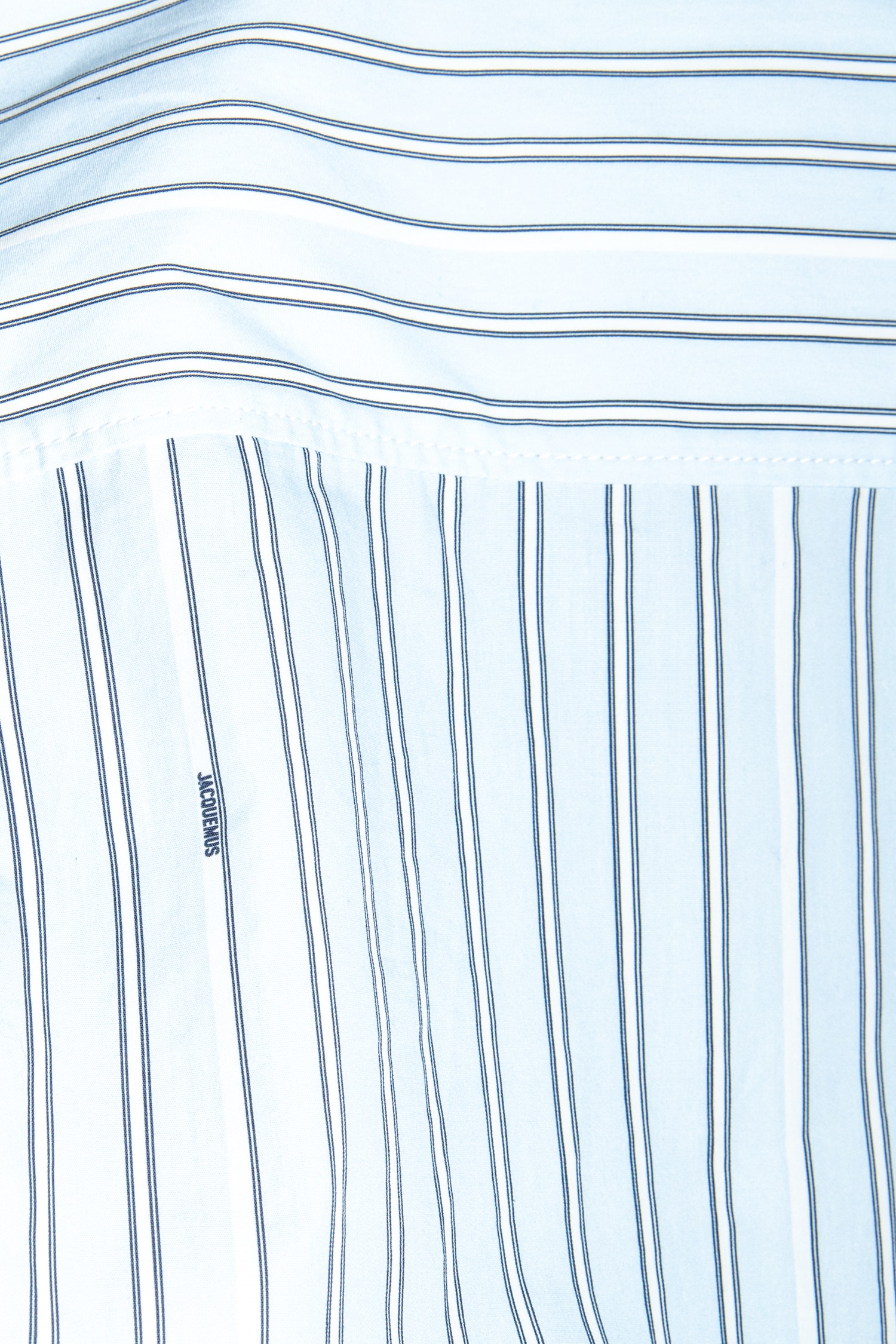 Jacquemus „La chemise Bahia courte“ Bluse in Hellblau und Weiß