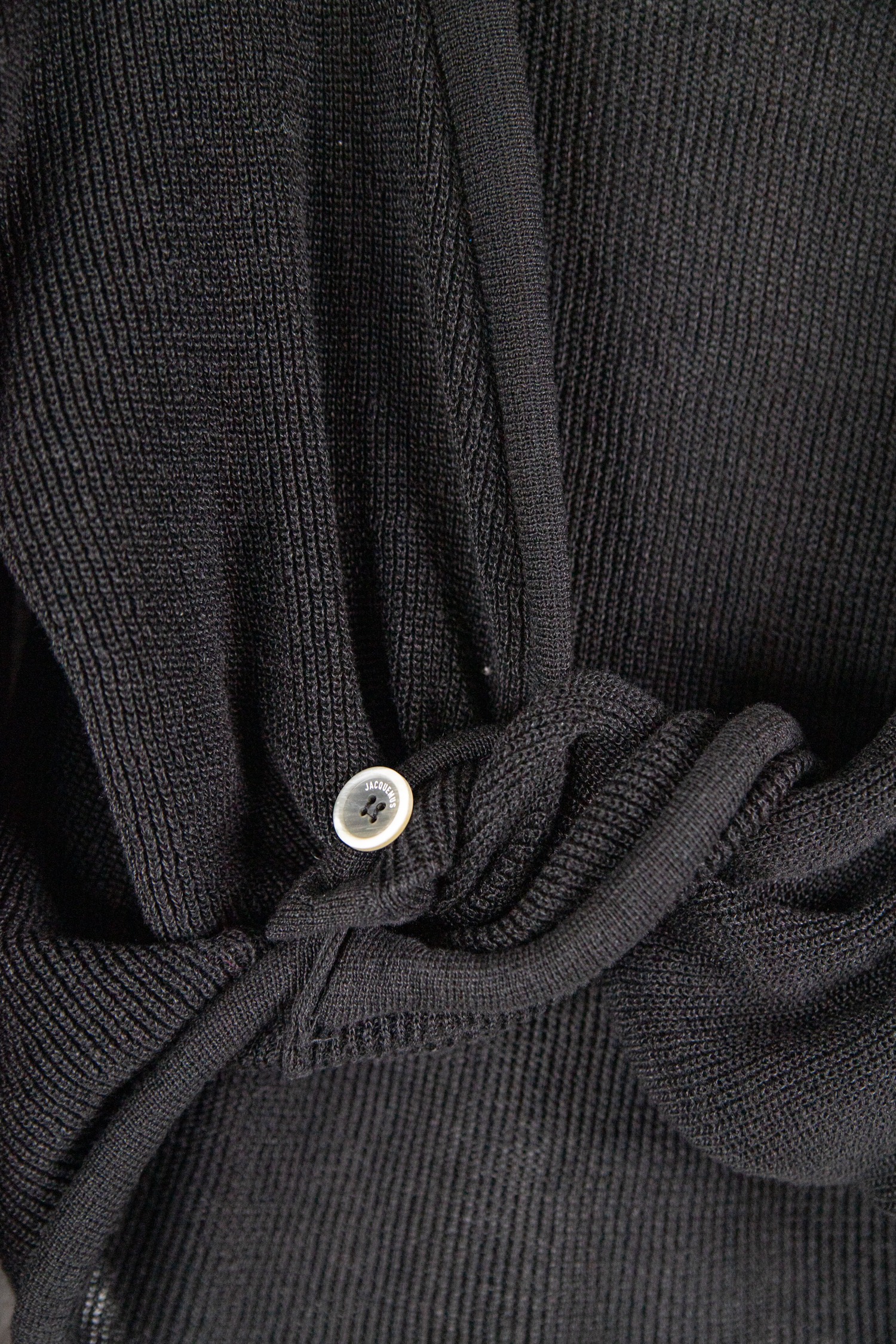 Jacquemus "Le Gilet Noué" Pullover mit Knotenfront in Schwarz
