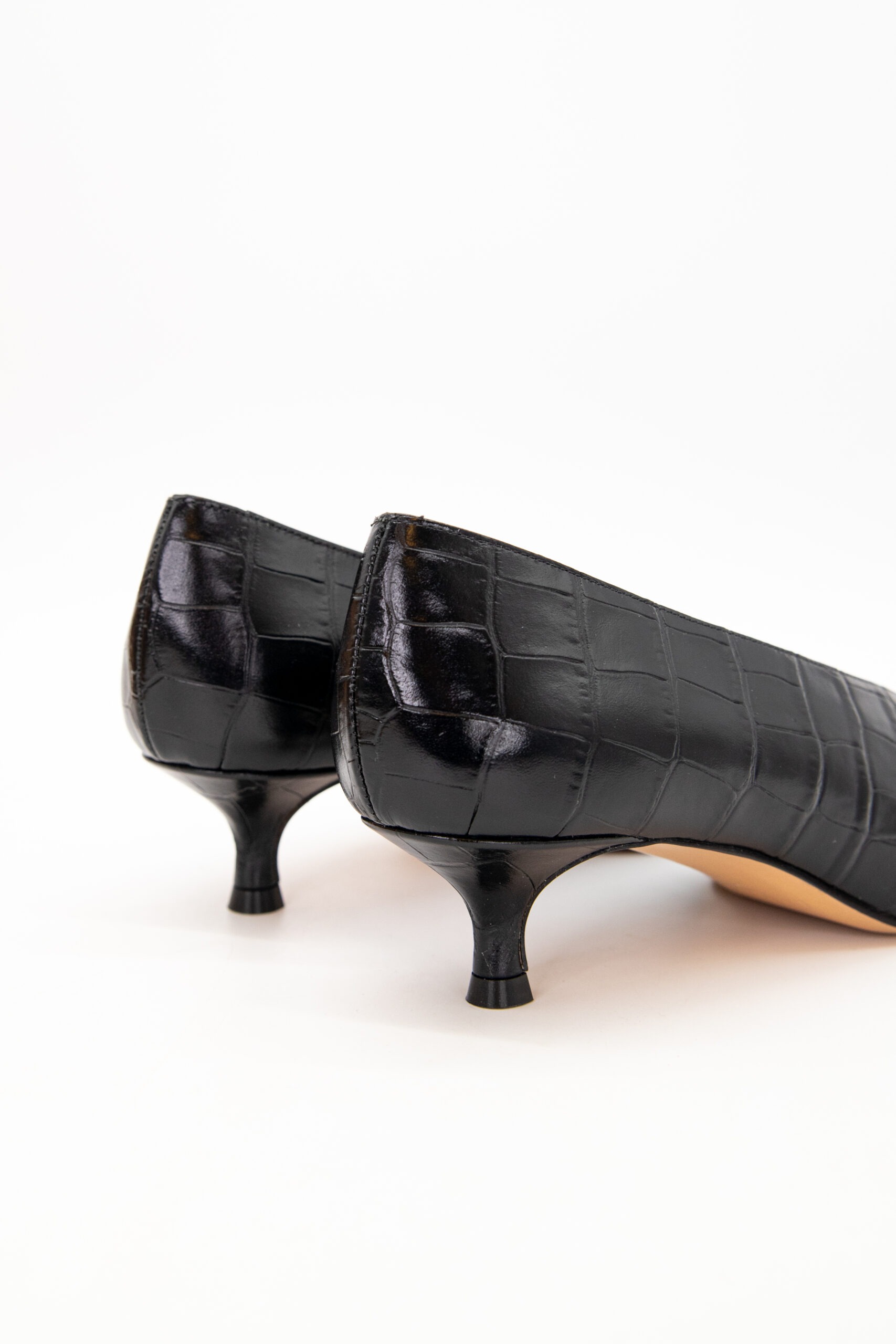 Le Monde Béryl "Babouche" Pumps in Kroko-Optik in Schwarz