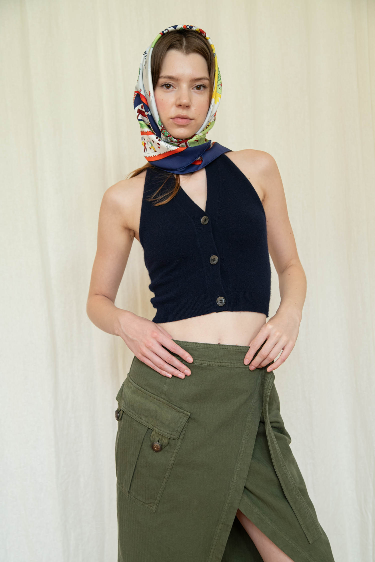 Lisa Yang Stricktop mit Knöpfen in Dunkelblau