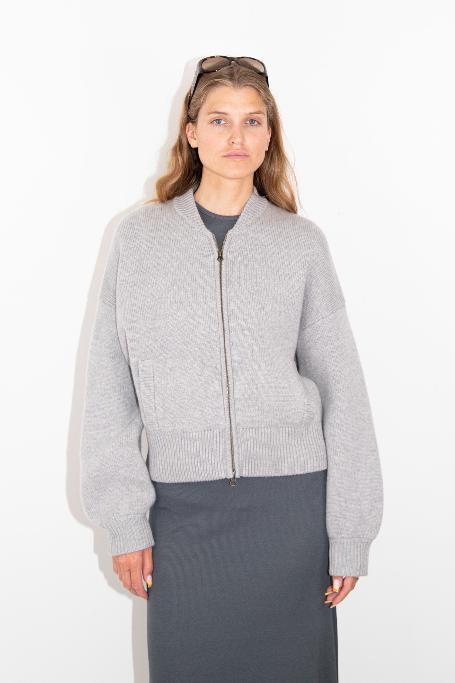 Lisa Yang Strickjacke Bomber mit Reißverschluss in Grau