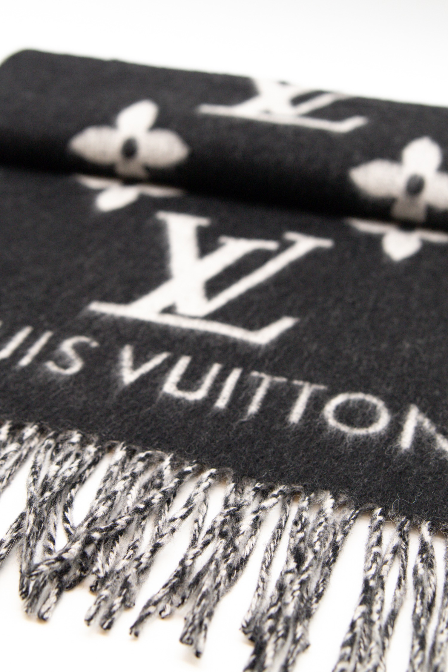 Louis Vuitton “ Reykjavik“ Schal in Schwarz und Hellgrau