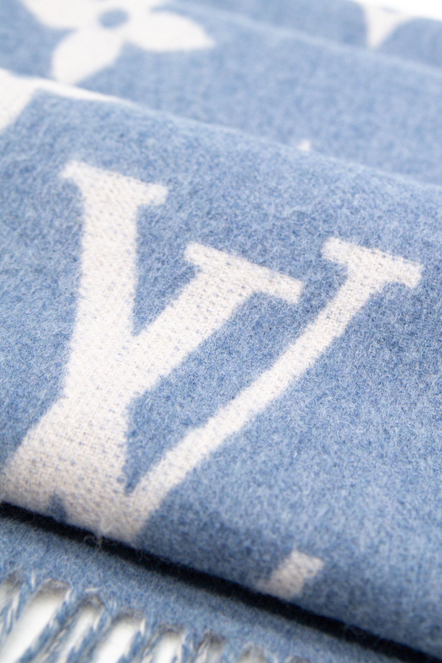 Louis Vuitton "Reykjavik" Schal in Blau und Hellgrau