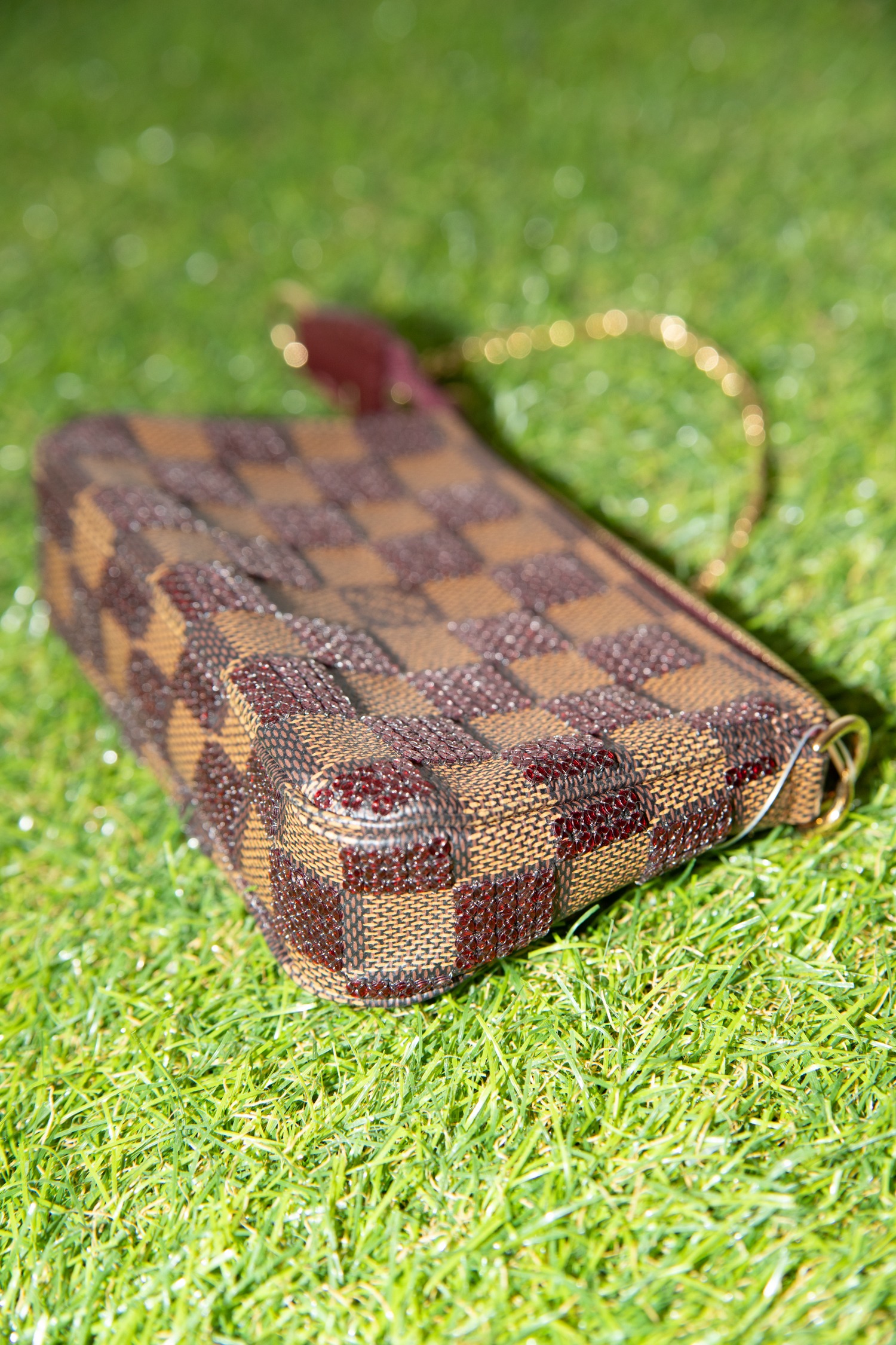 Louis Vuitton "Mini Pouchette" mit Pailletten in Braun und Gold