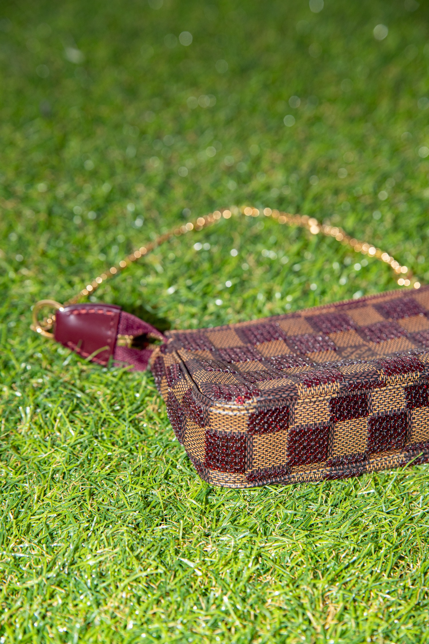 Louis Vuitton "Mini Pouchette" mit Pailletten in Braun und Gold
