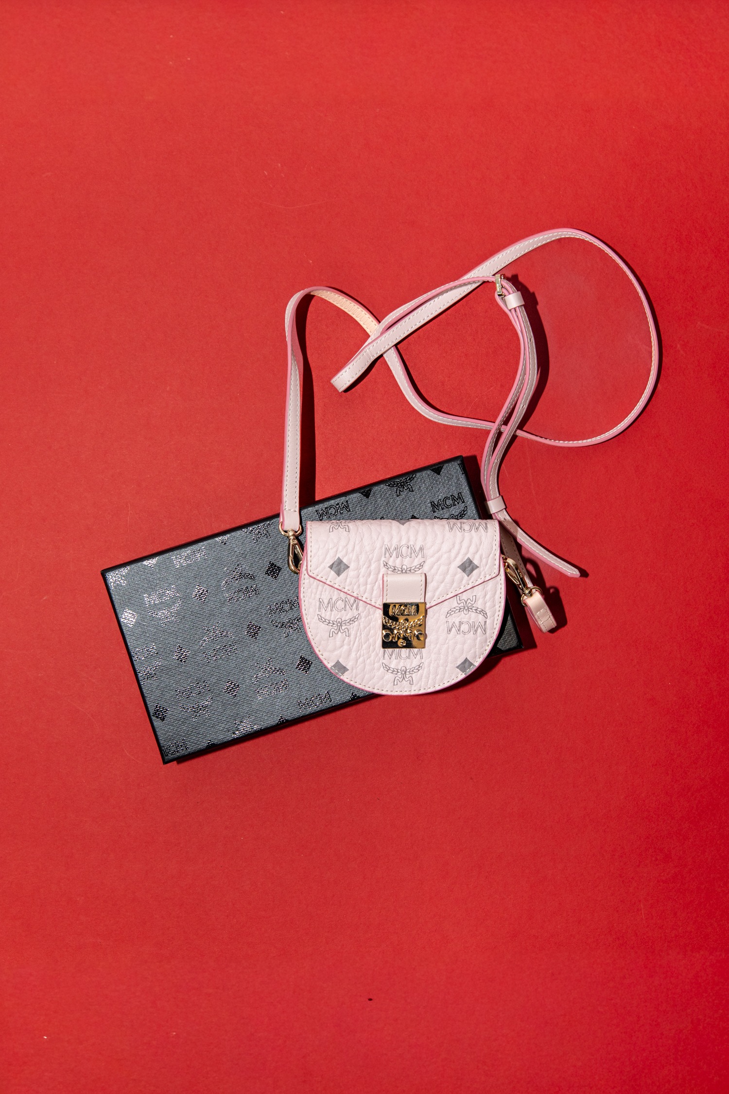 MCM "Patricia" Portemonnaie zum Umhängen in Rosa und Silber