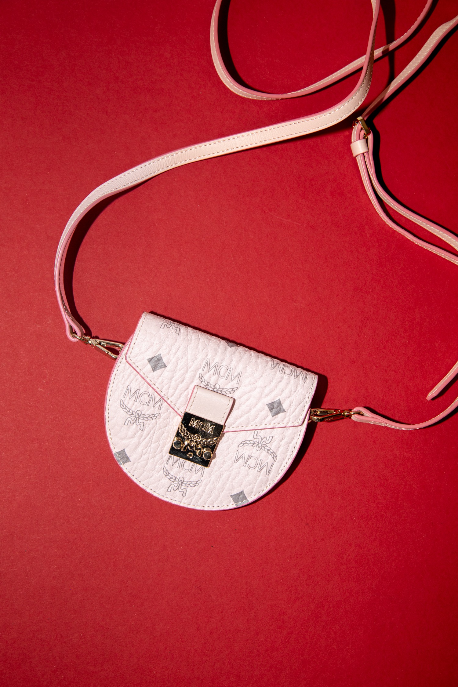 MCM "Patricia" Portemonnaie zum Umhängen in Rosa und Silber