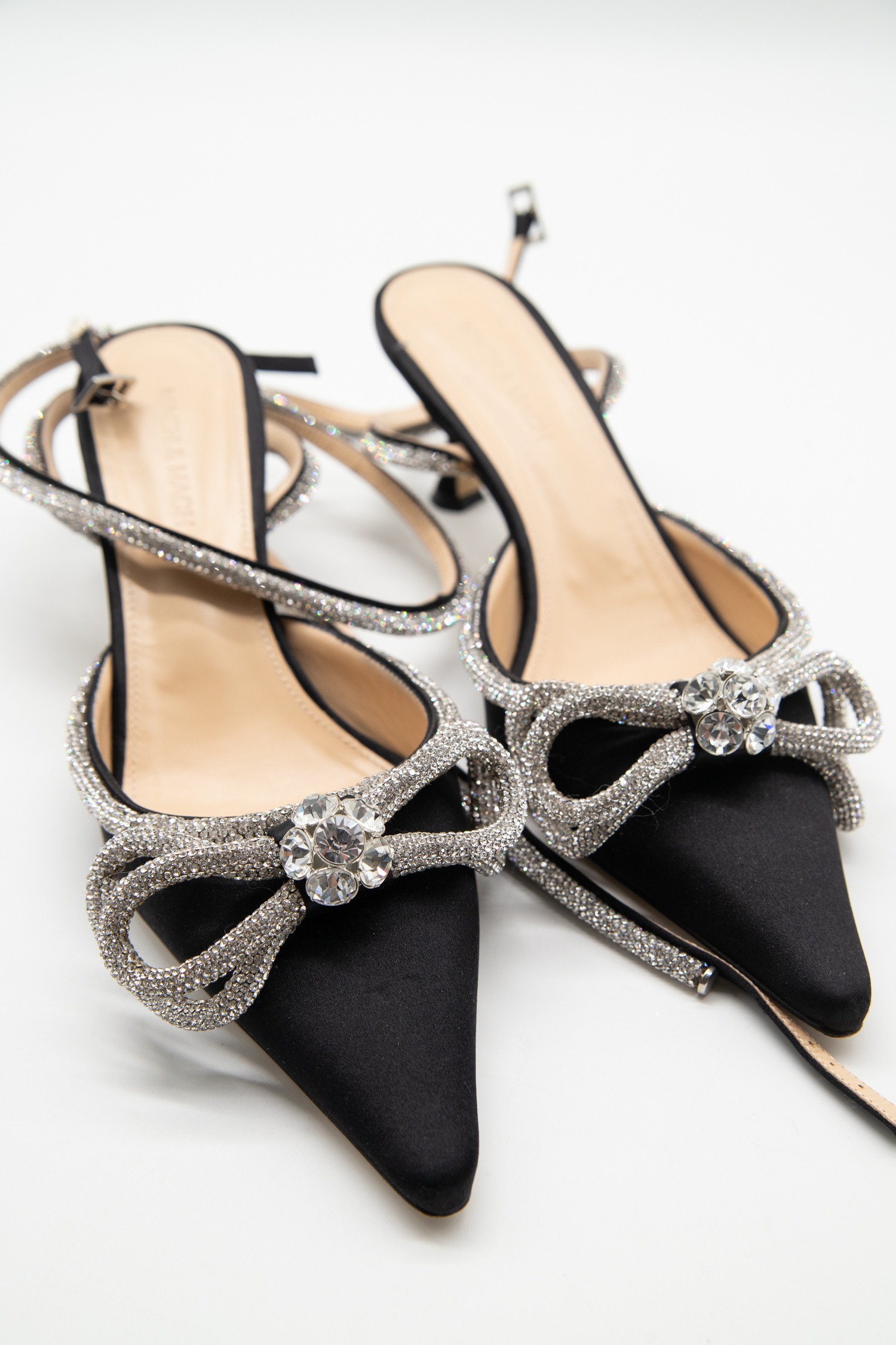 Mach & Mach "Double Bow Satin" Pumps mit Kristallverzierung in Schwarz