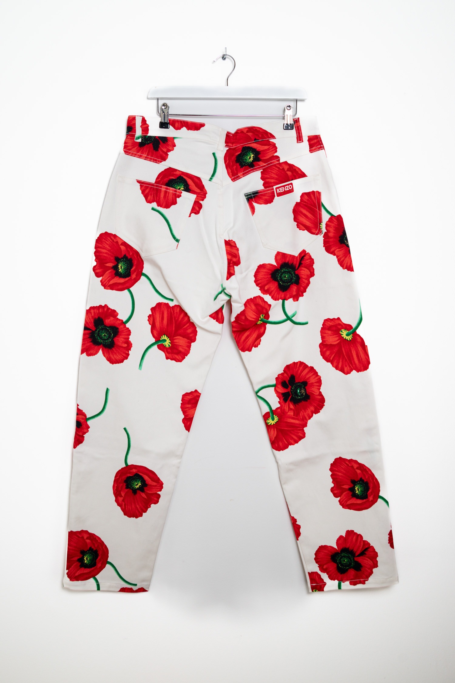 Kenzo Jeans mit Blumen in Weiß und Rot