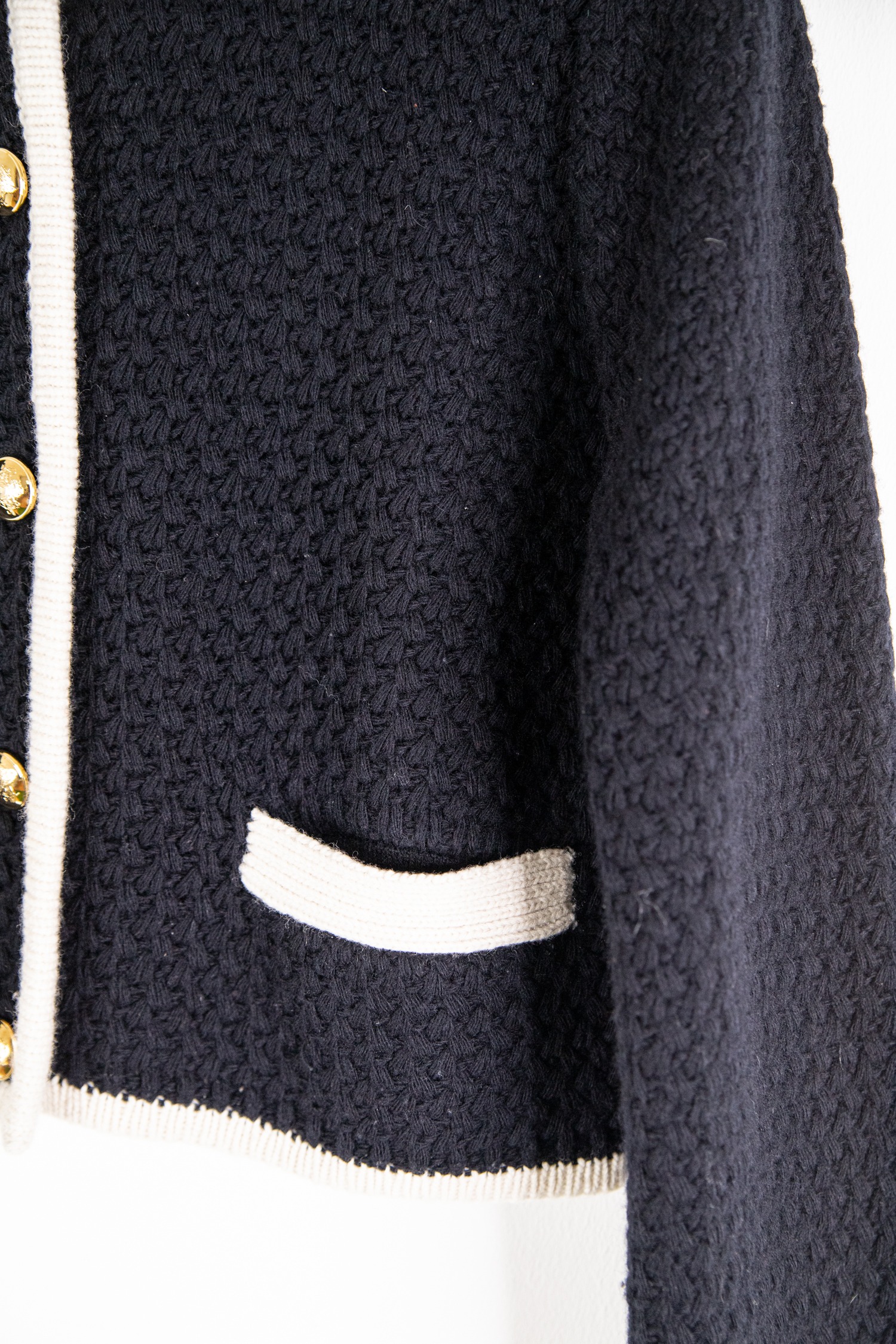 Nili Lotan "Perah" Strickjacke in Dunkelblau und Ecru