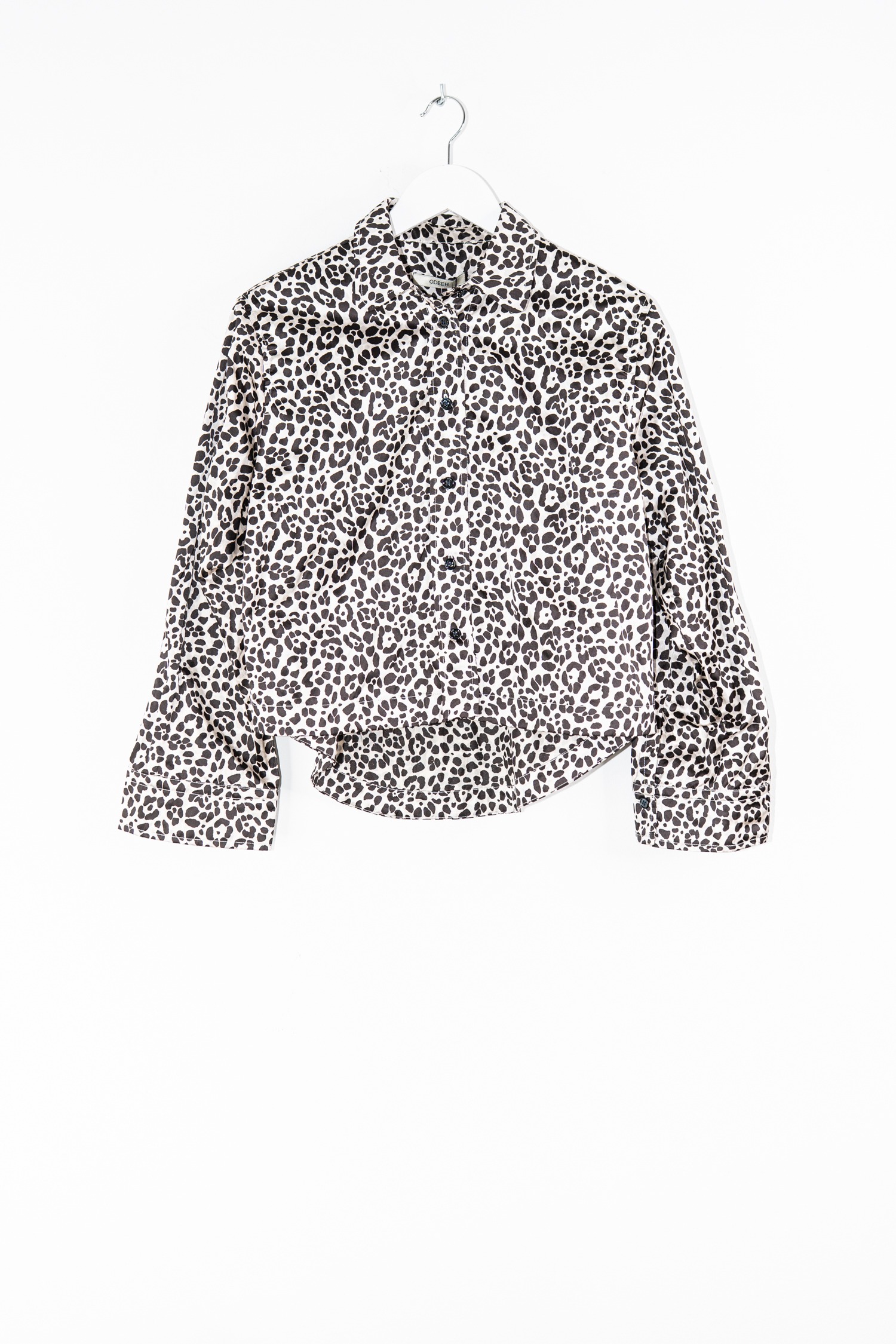 Odeeh Bluse mit Leomuster in Hellgrau und Schwarz