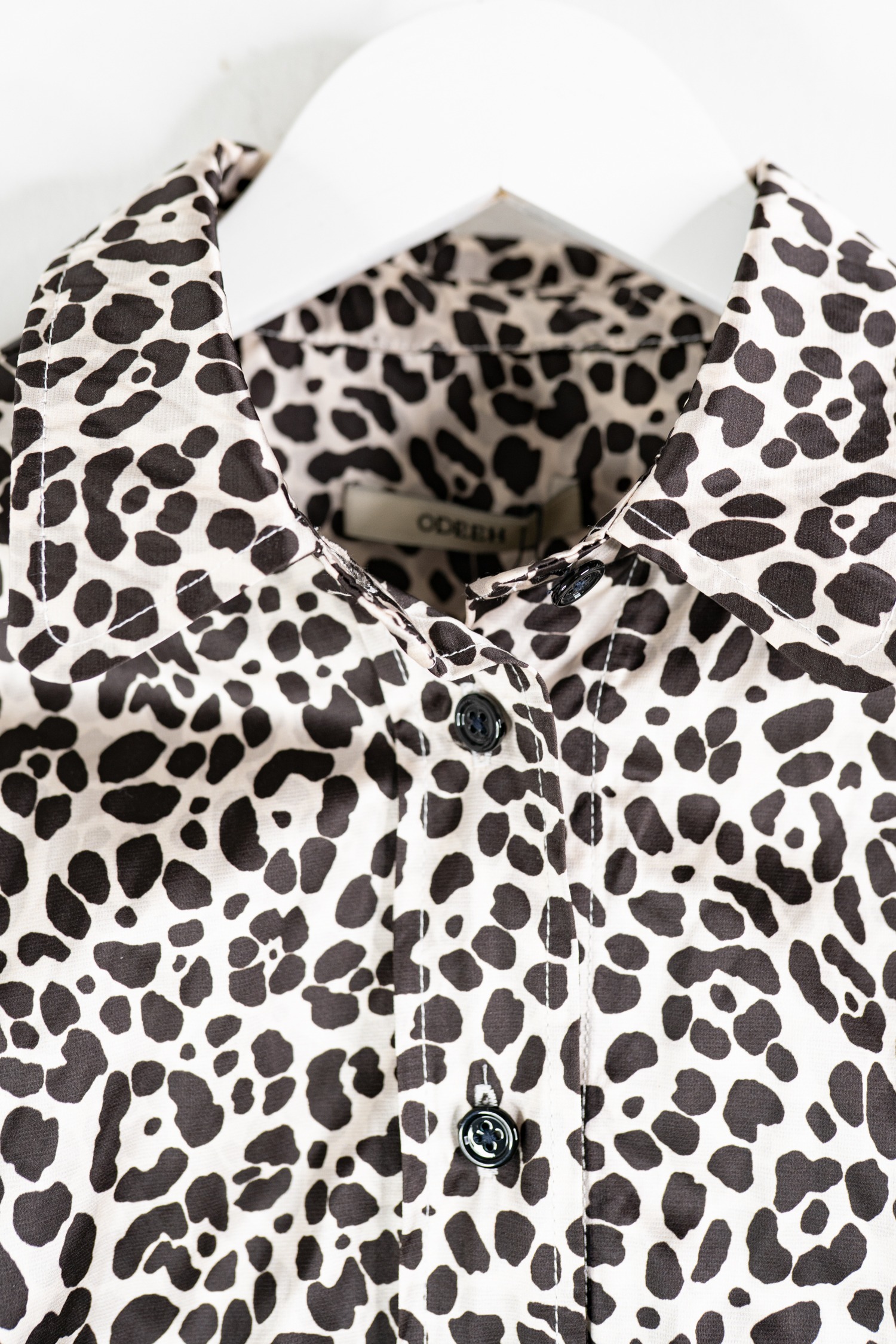 Odeeh Bluse mit Leomuster in Hellgrau und Schwarz