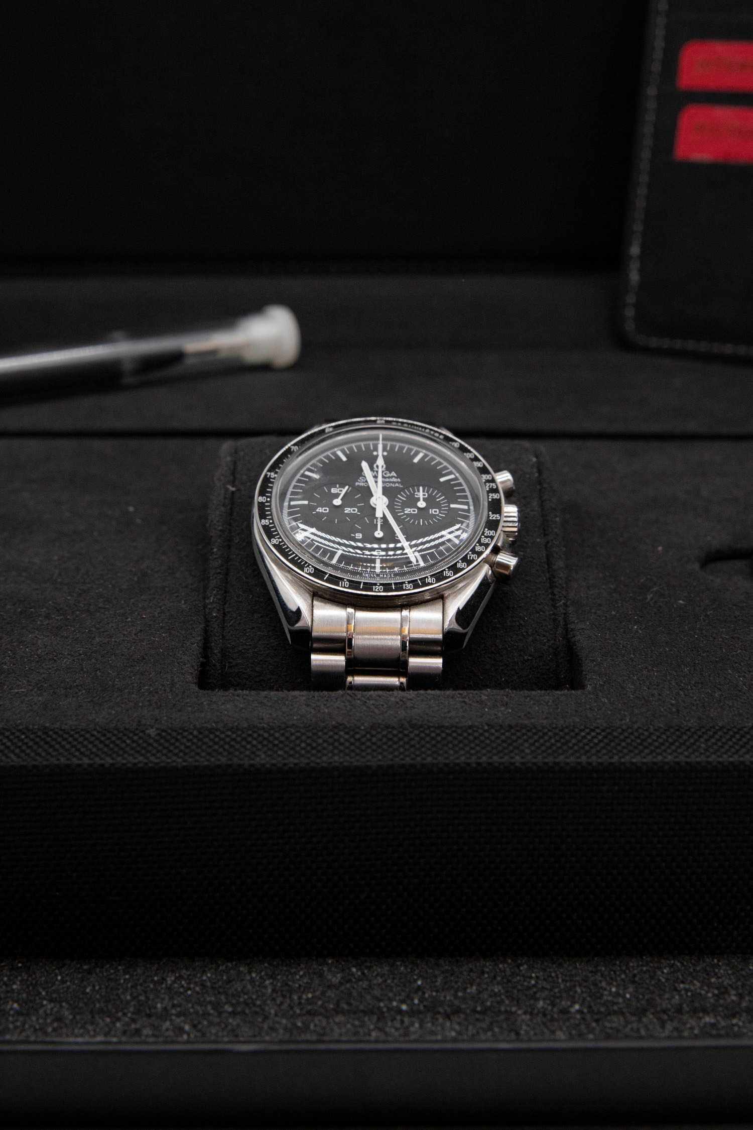Omega "Speedmaster Legendary Moonwatch" Uhr in Schwarz und Silber