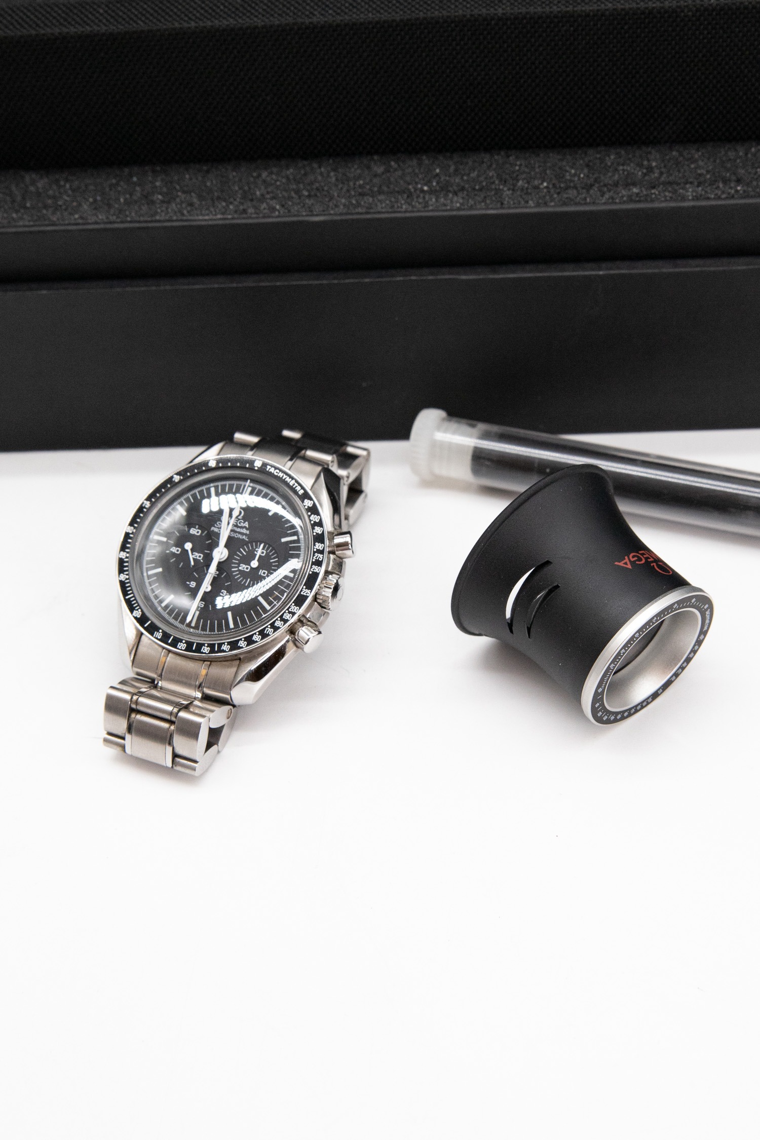 Omega "Speedmaster Legendary Moonwatch" Uhr in Schwarz und Silber