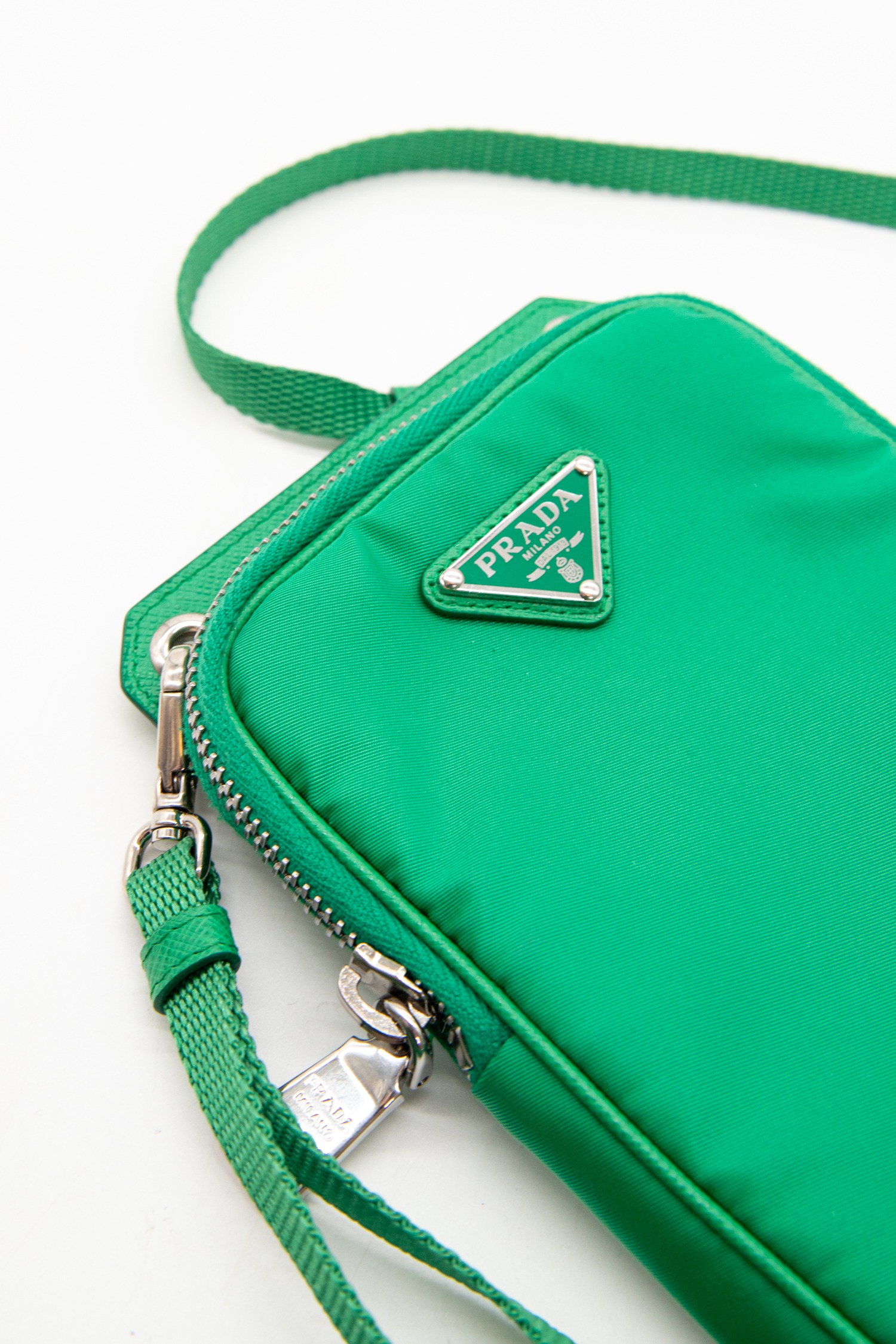 Prada Smartphone Tasche aus Re-Nylon in Grün und Silber