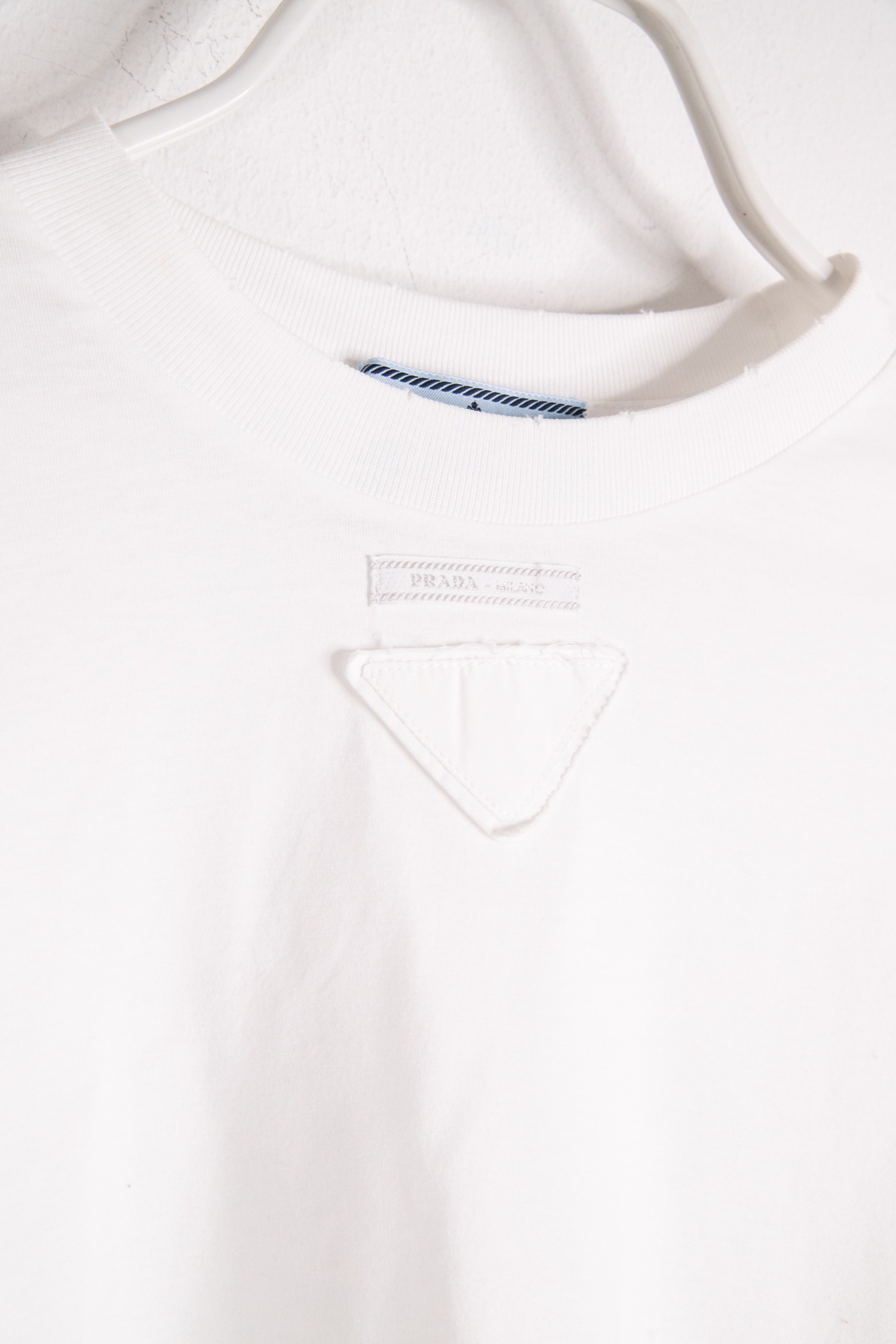 Prada T-Shirt im Used-Look in Weiß