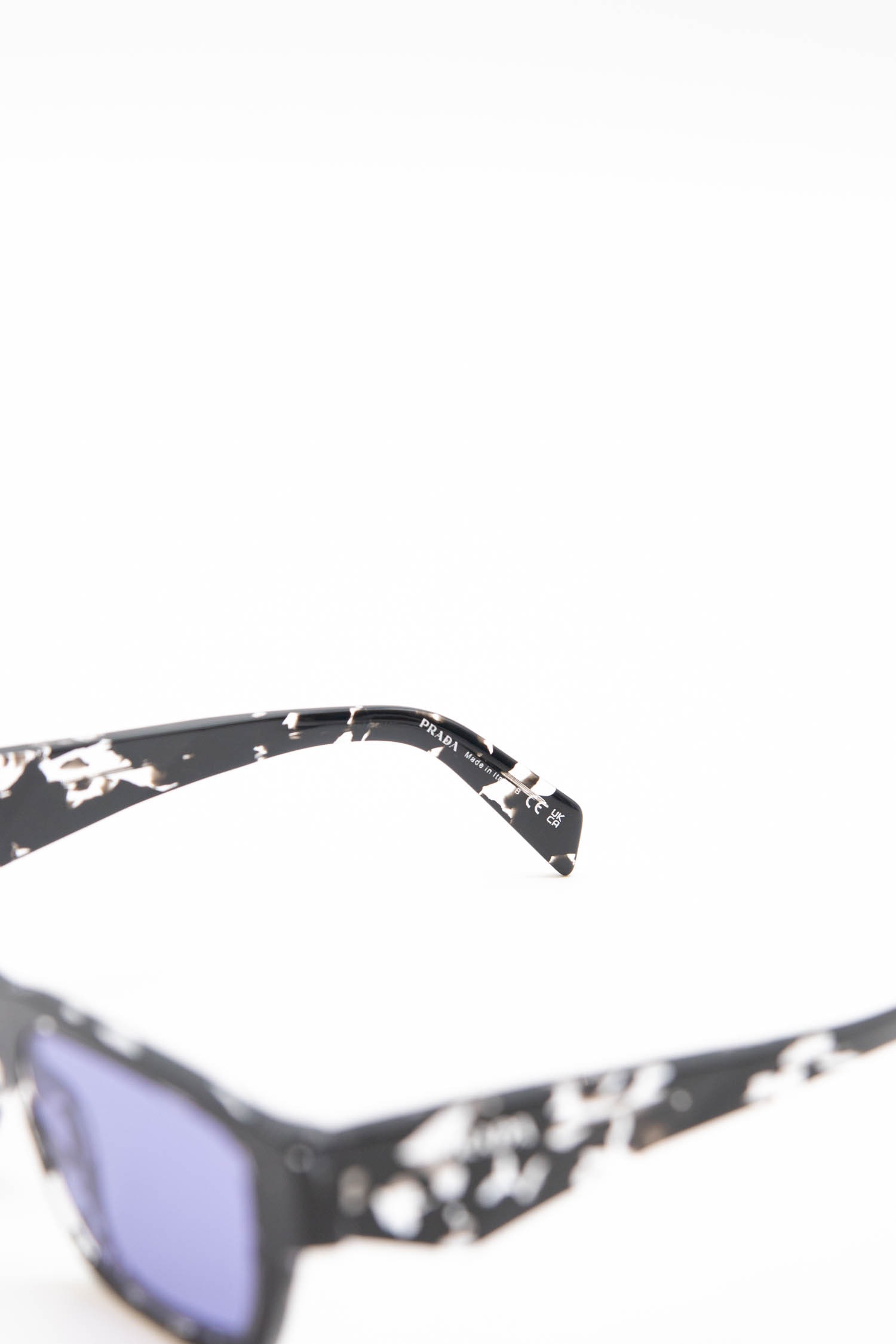 Prada Sonnenbrille mit geometrischen Details am Bügel in Schwarz
