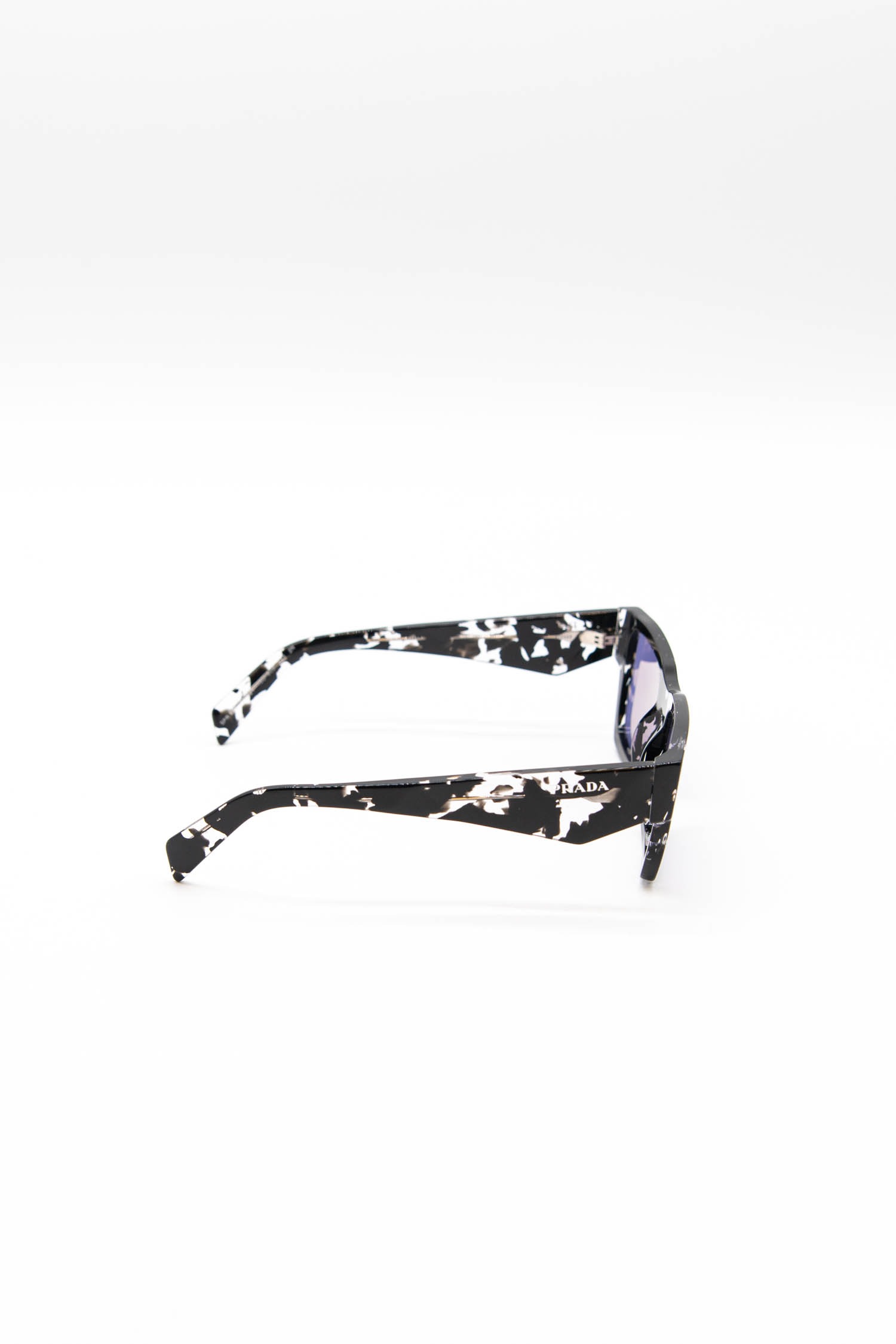 Prada Sonnenbrille mit geometrischen Details am Bügel in Schwarz