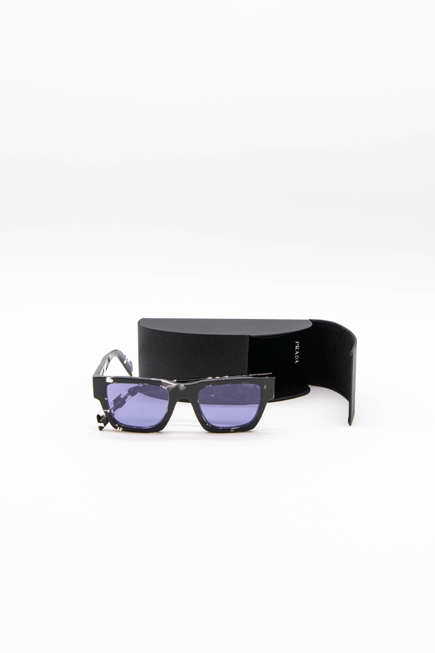 Prada Sonnenbrille mit geometrischen Details am Bügel in Schwarz