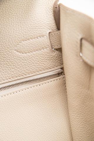 Form, Funktion, Finesse: Was die Kelly Bag besonders macht