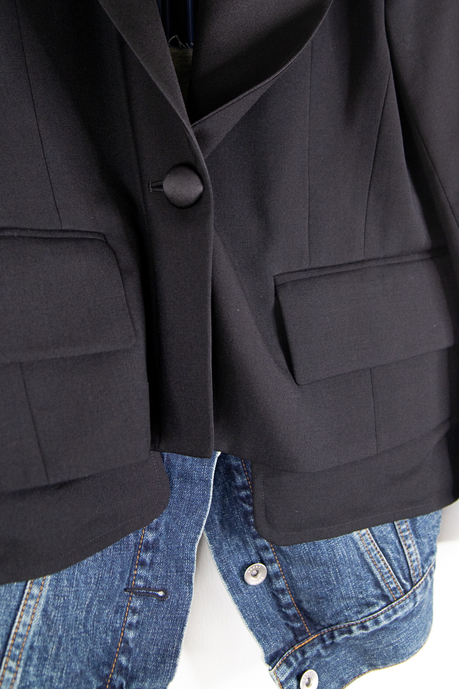 Sacai Smokingjacke mit Denim-Details in Schwarz und Dunkelblau