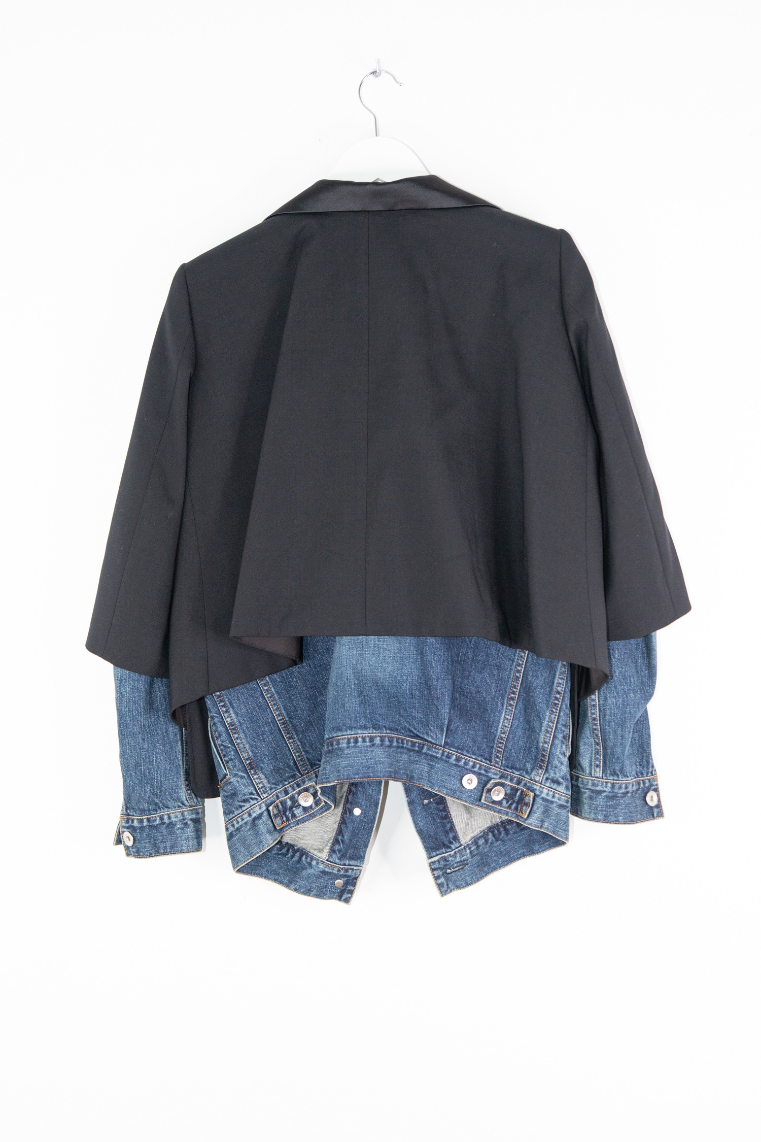 Sacai Smokingjacke mit Denim-Details in Schwarz und Dunkelblau