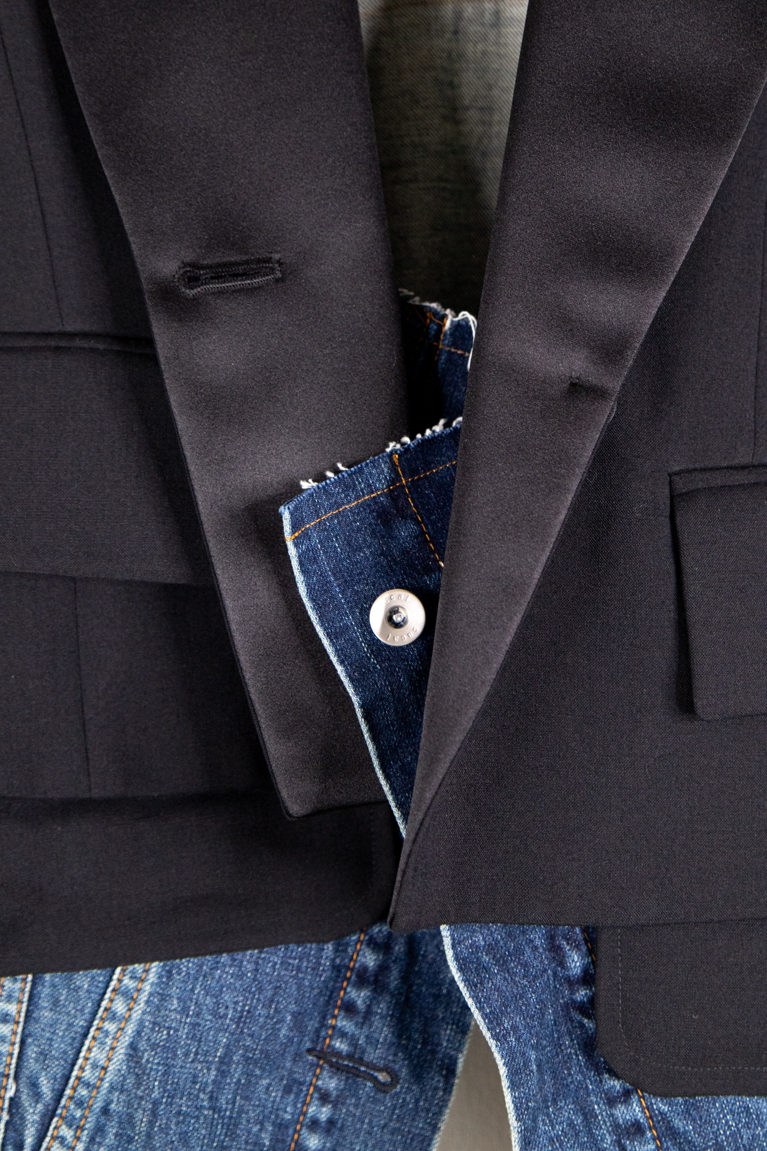Sacai Smokingjacke mit Denim-Details in Schwarz und Dunkelblau