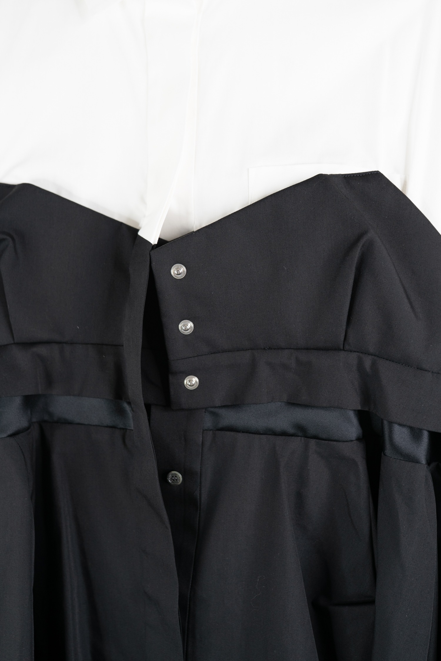 Sacai "Cotton Poplin" Bluse in Schwarz und Weiß