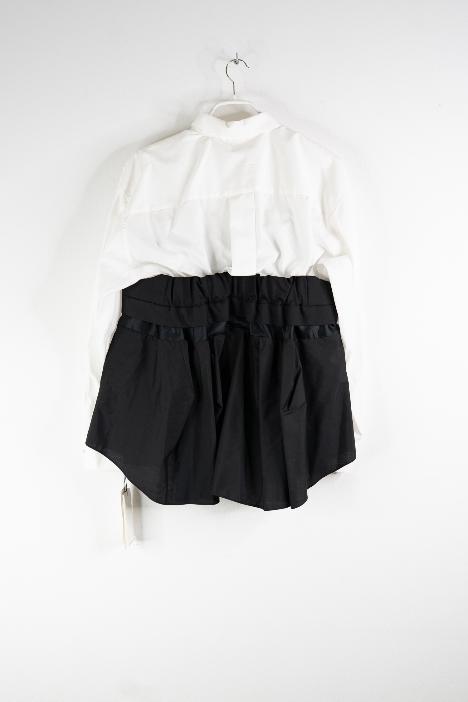 Sacai "Cotton Poplin" Bluse in Schwarz und Weiß