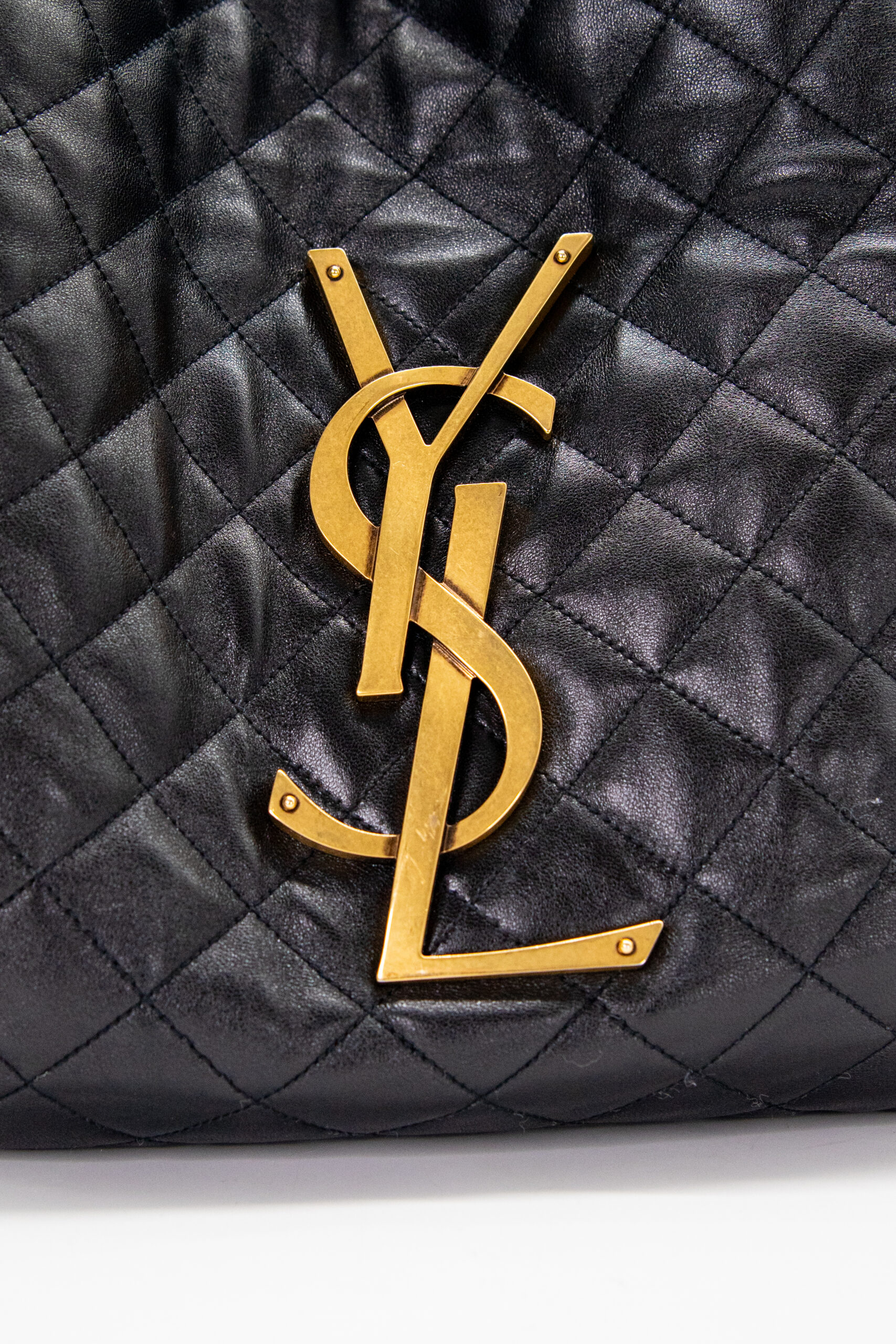 Saint Laurent "Icare" Maxi Shopper in Schwarz und Gold