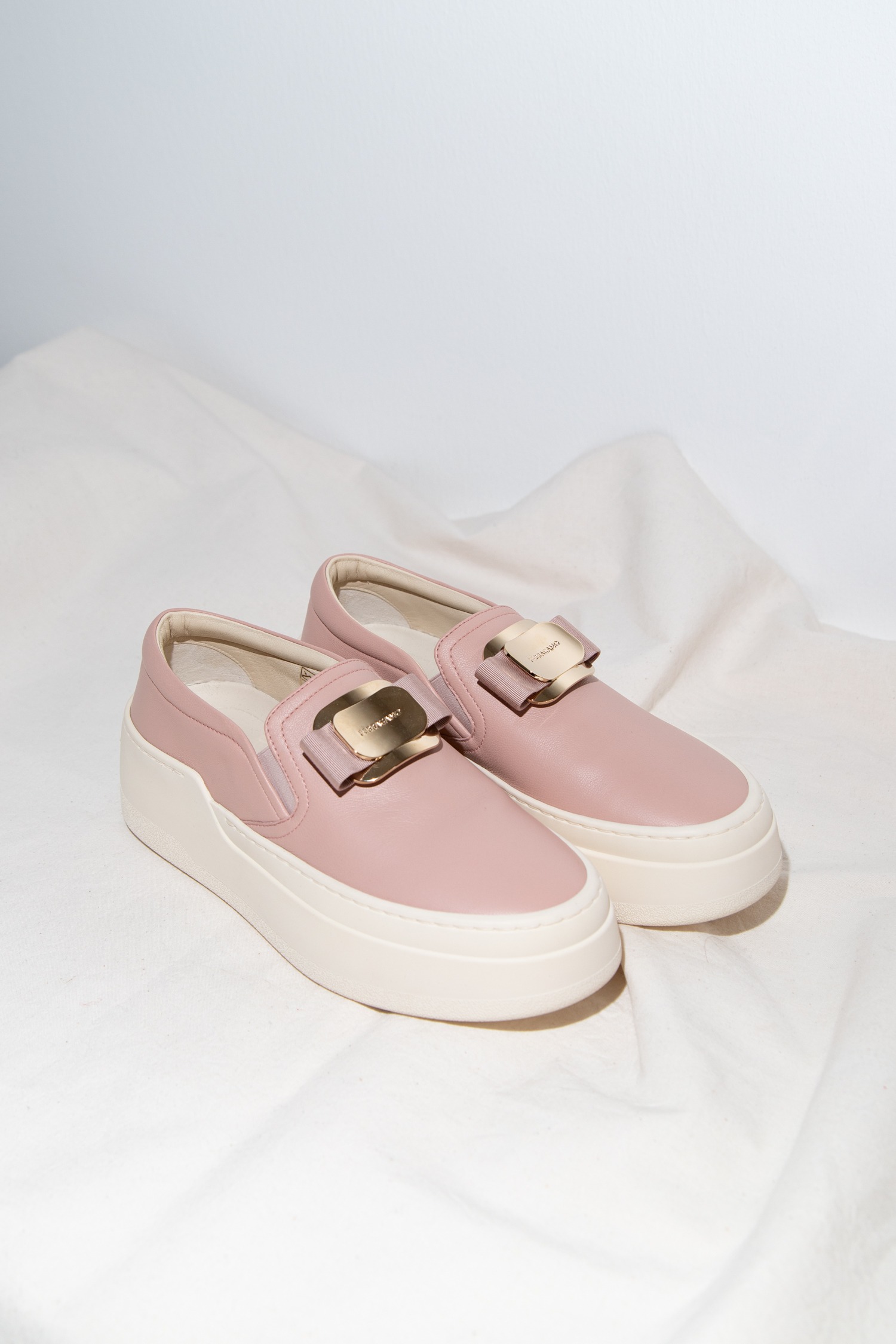 Ferragamo "New Vara Plate" Slipper in Rosa