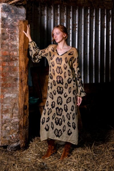 Aguaclara Maxikleid mit Leomuster in Oliv und Schwarz