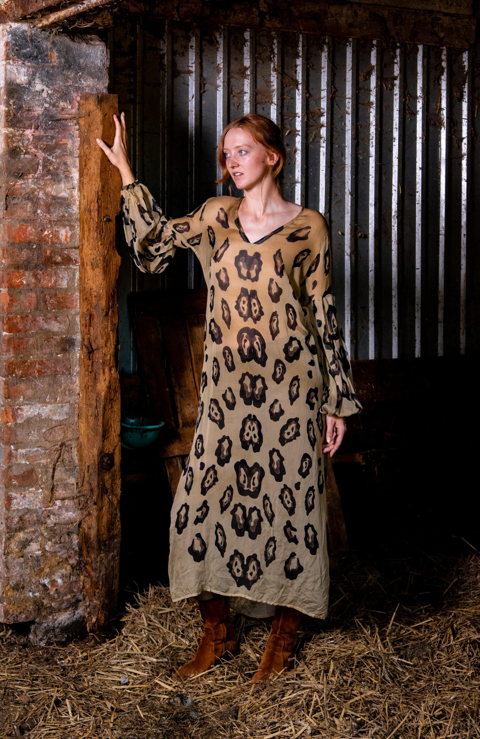 Aguaclara Maxikleid mit Leomuster in Oliv und Schwarz